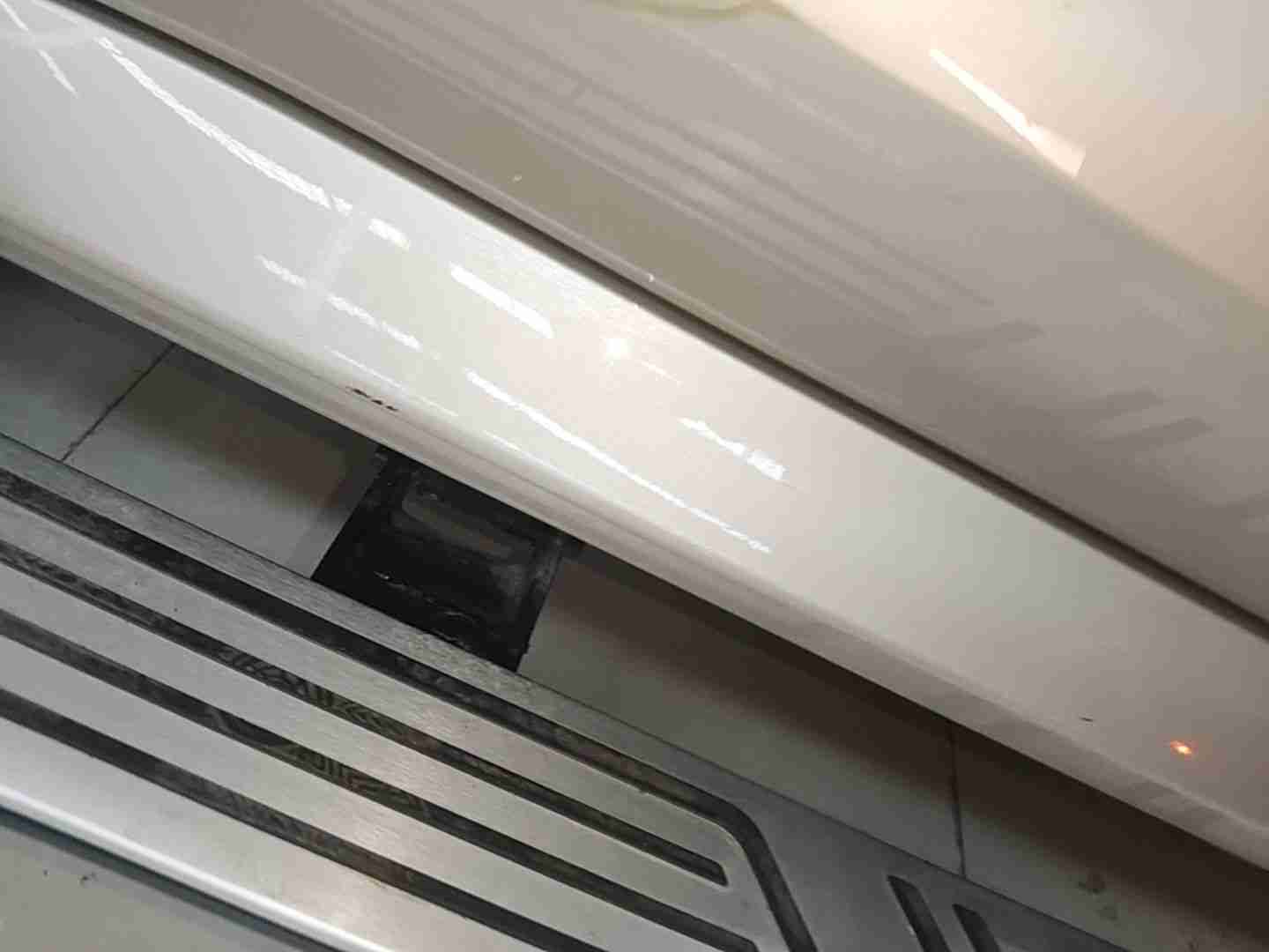右侧底边梁饰板刮蹭实拍