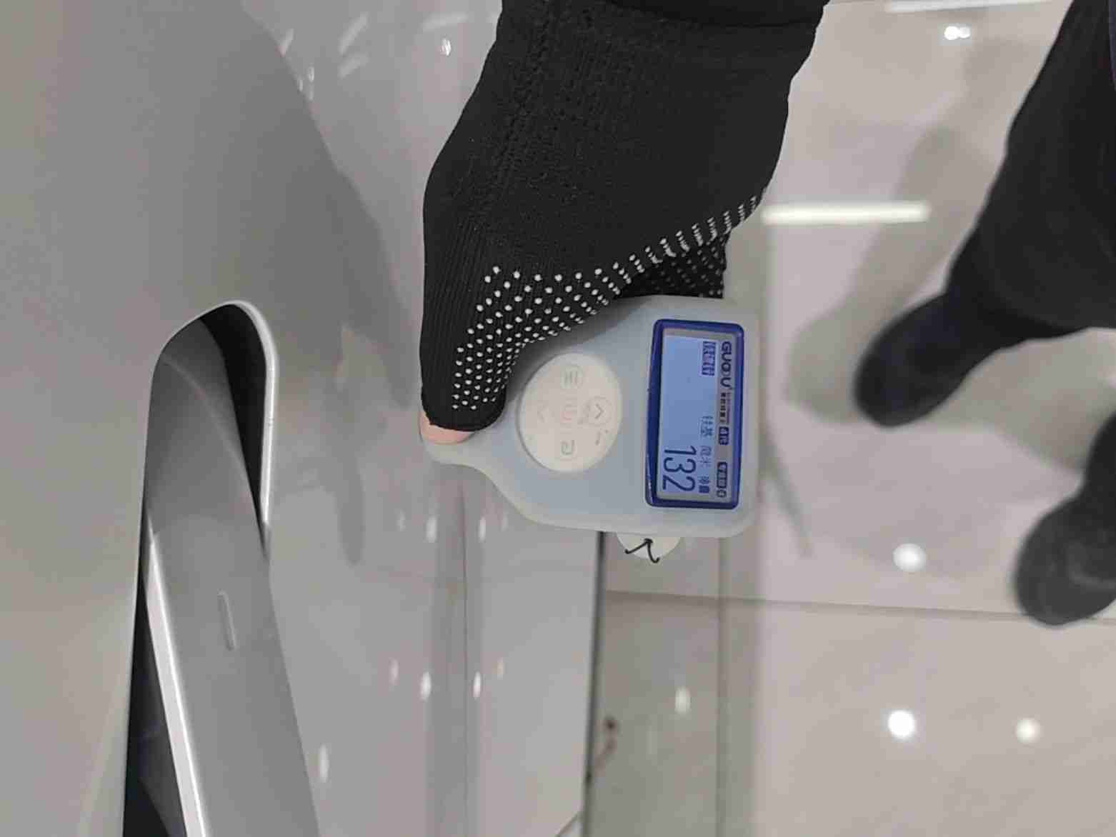 右前翼子板喷漆修复痕迹实拍