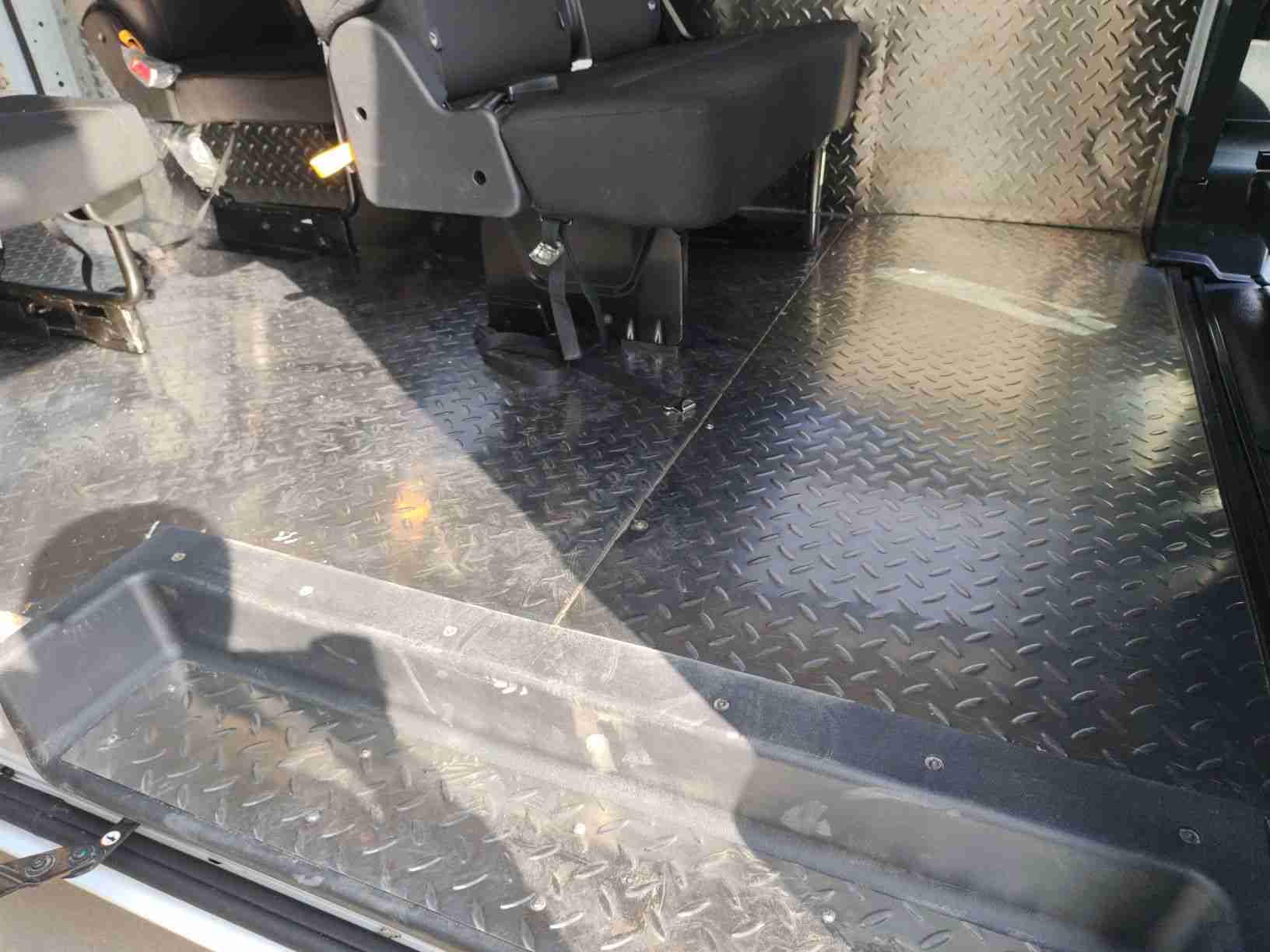 车辆内部地板改装实拍