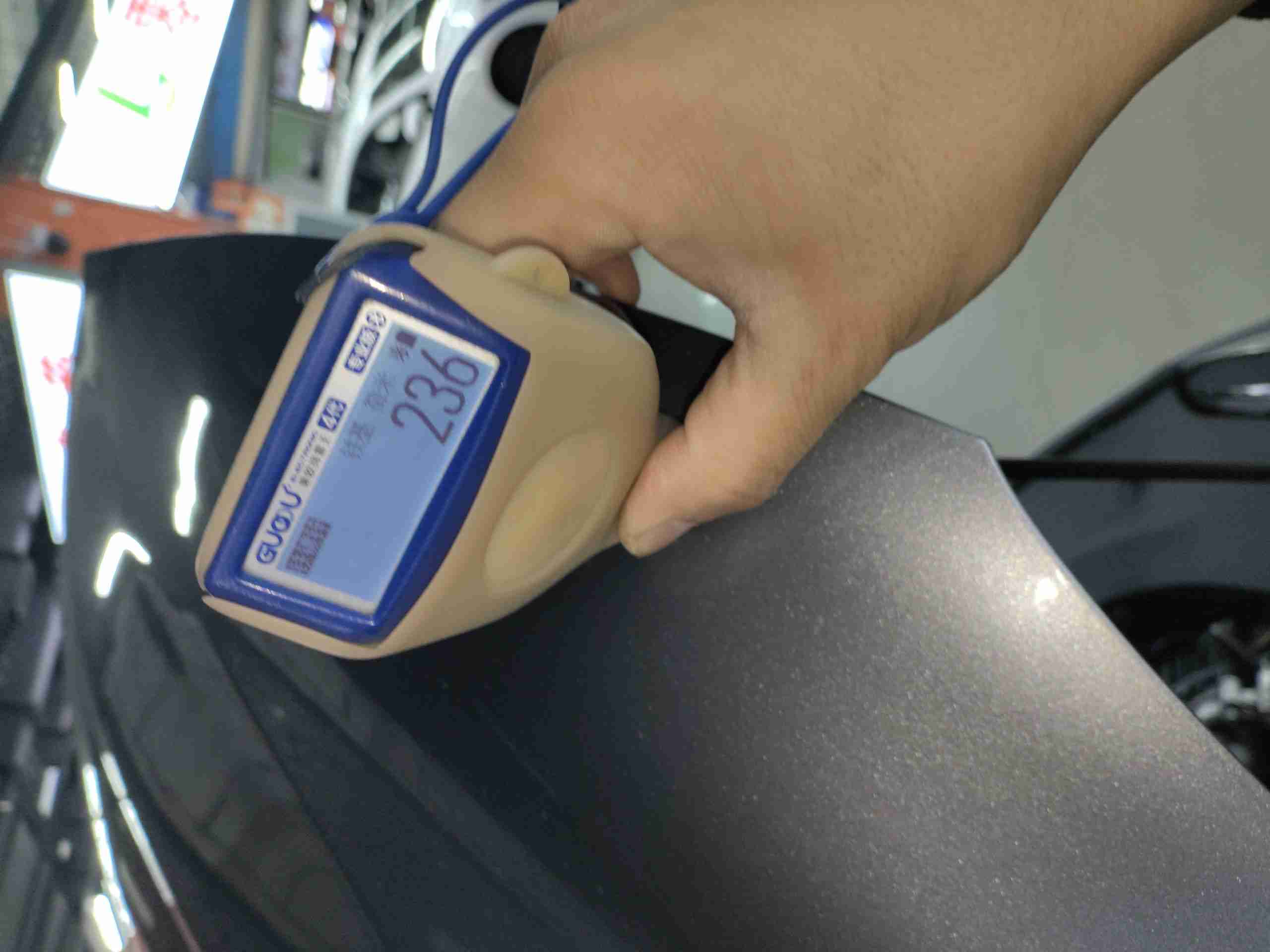 发动机舱盖漆面钣金痕迹实拍