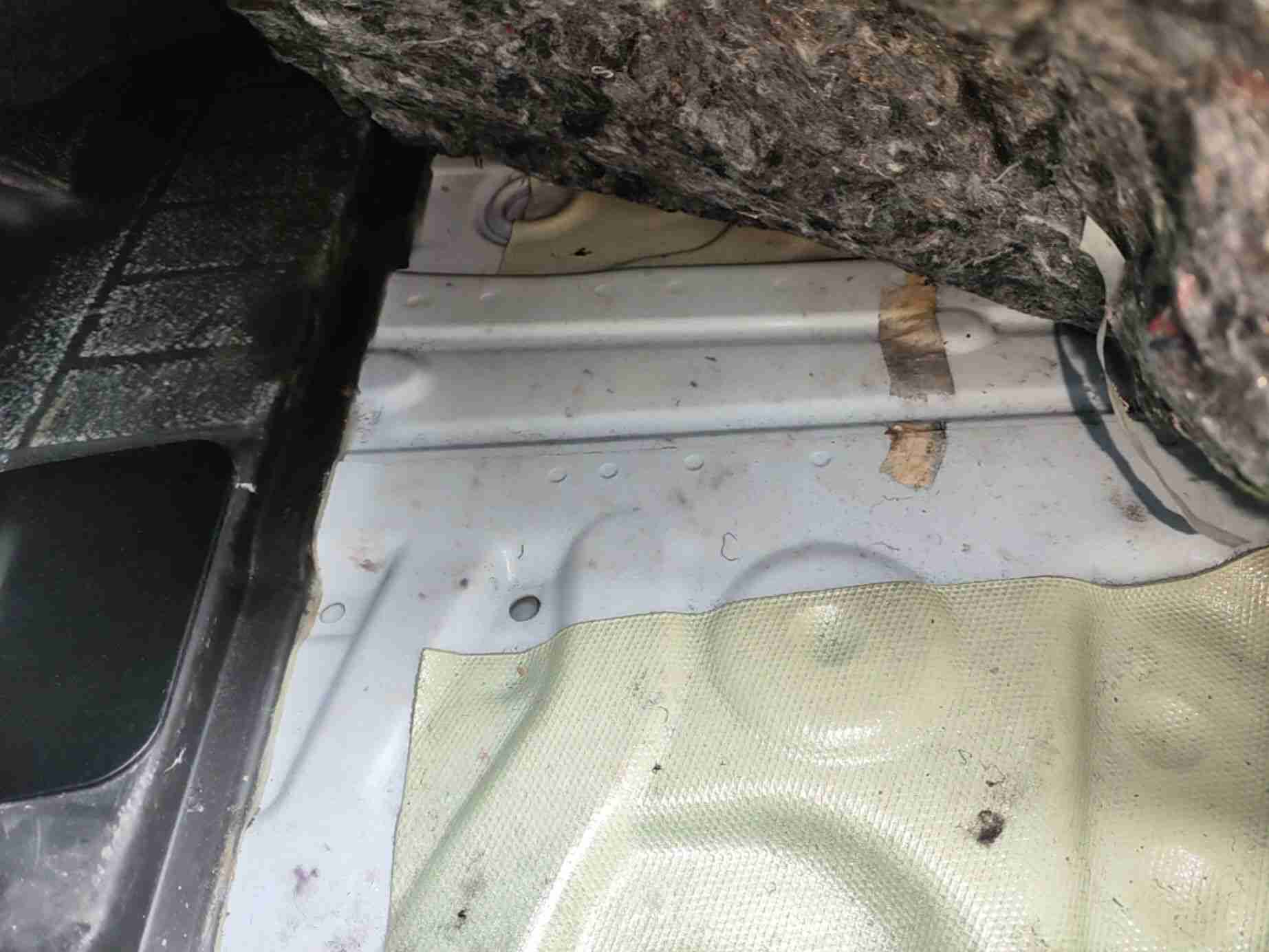 左前底板隔音胶浸水痕迹实拍