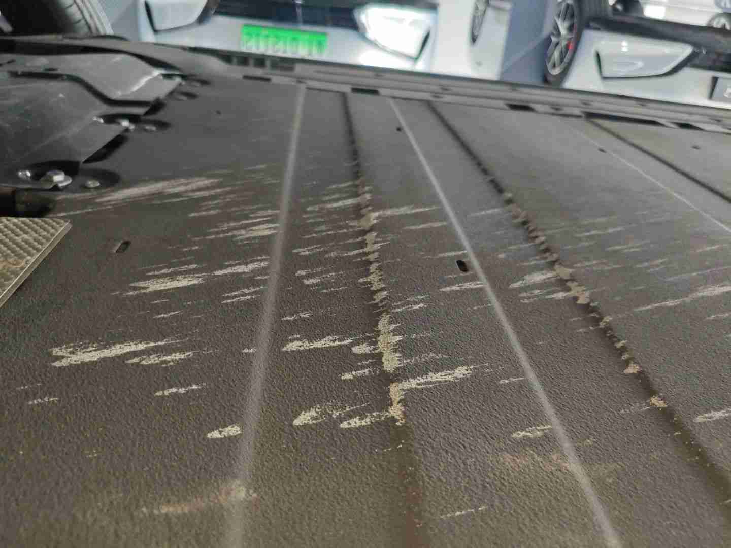 动力电池箱底护板剐蹭痕迹实拍