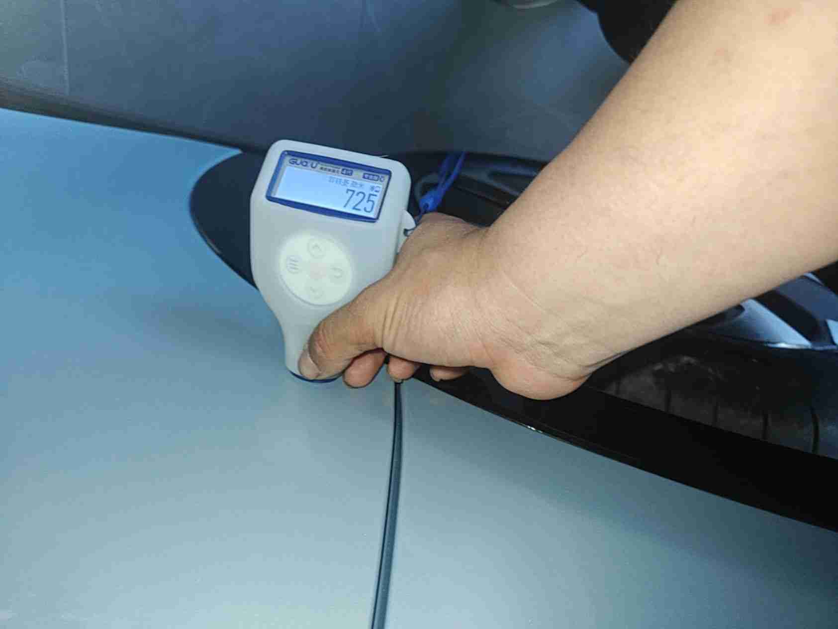 右侧后门漆面钣金修复痕迹实拍
