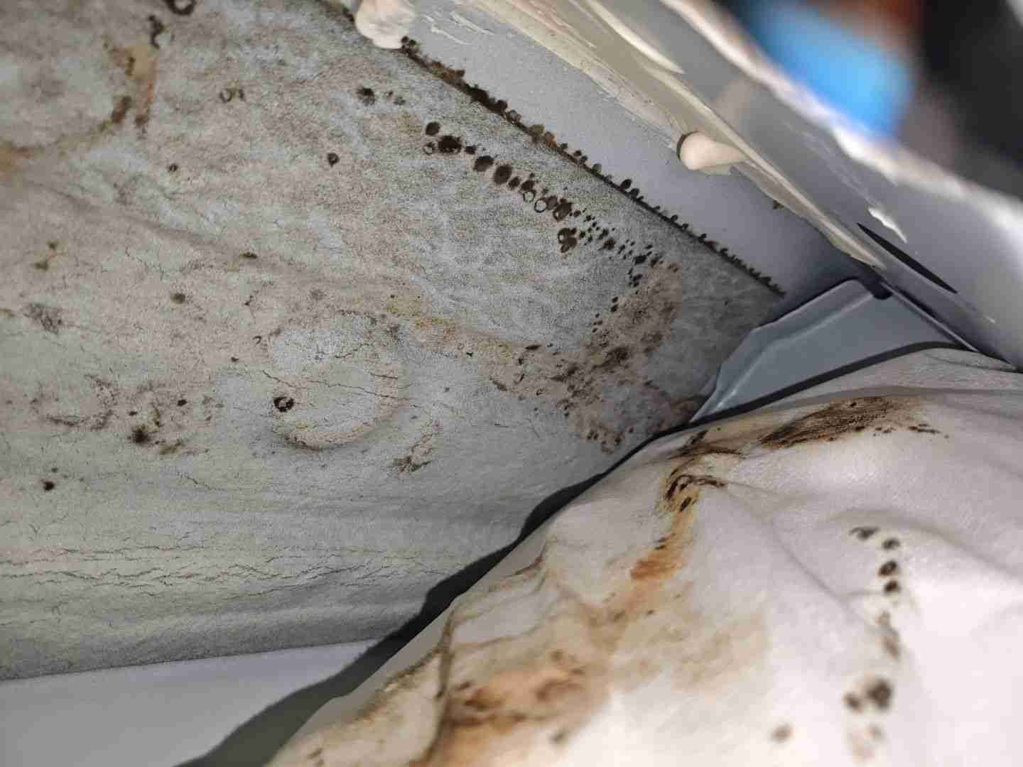 右前底板隔音胶浸水痕迹实拍