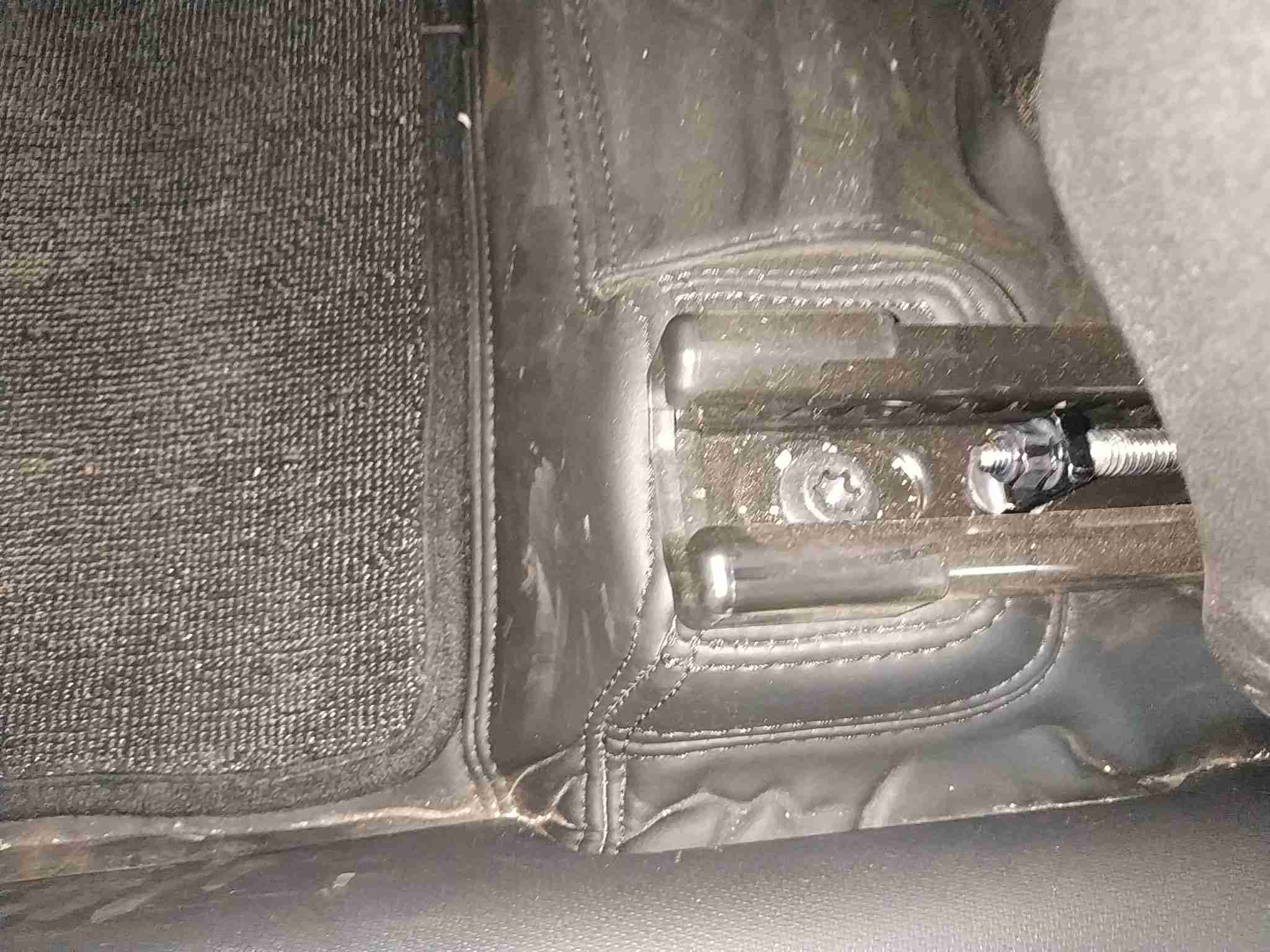 左前座椅滑轨安装螺丝拆卸痕迹实拍