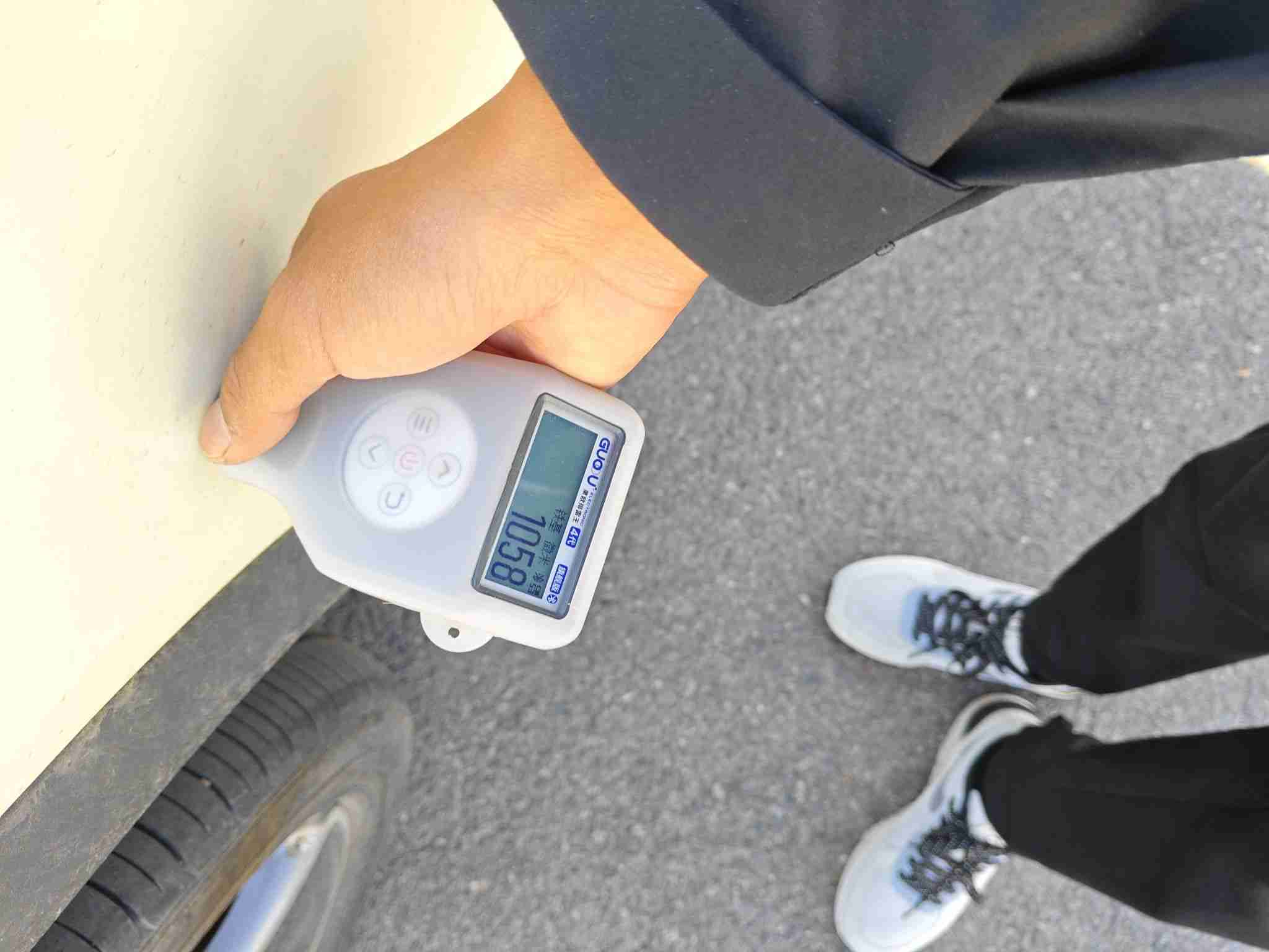 右侧后门漆面钣金痕迹实拍