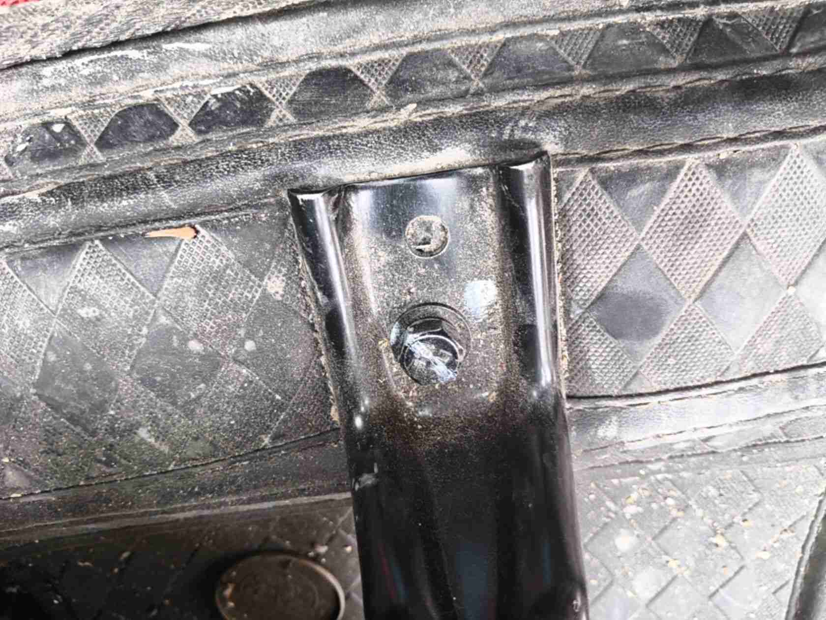 右前座椅滑轨及安装螺丝拆卸痕迹实拍