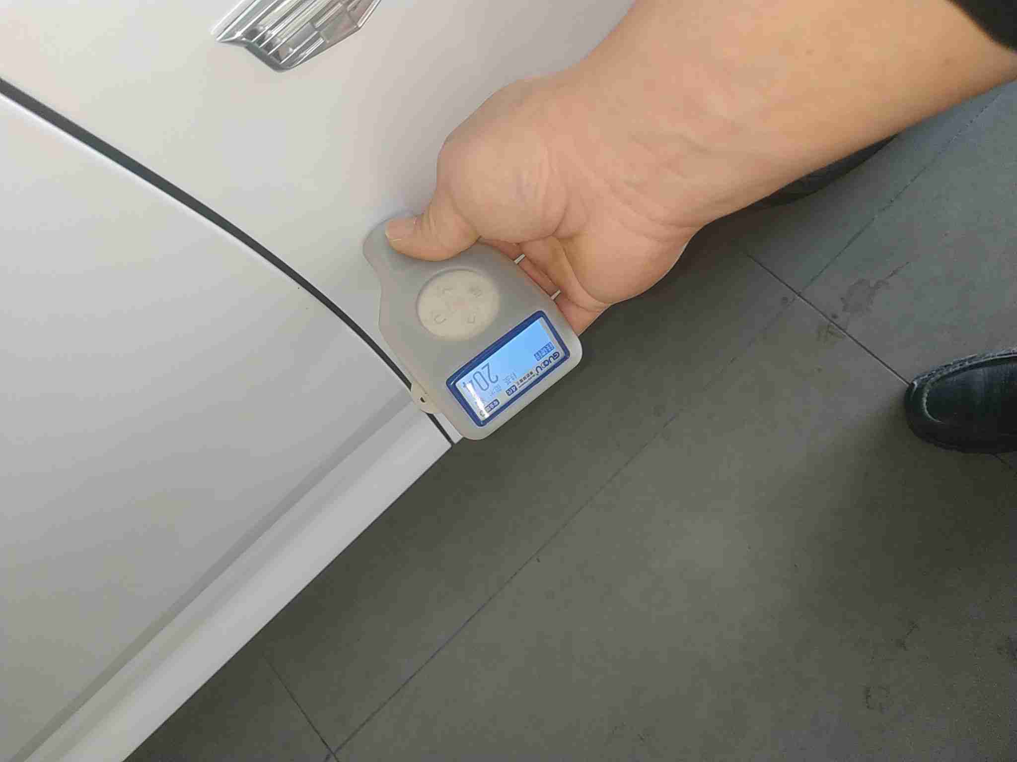 右前翼子板喷漆修复实拍