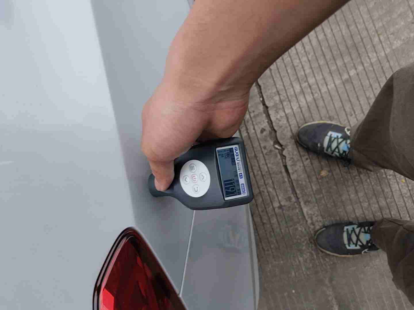 右后翼子板钣金修复痕迹实拍