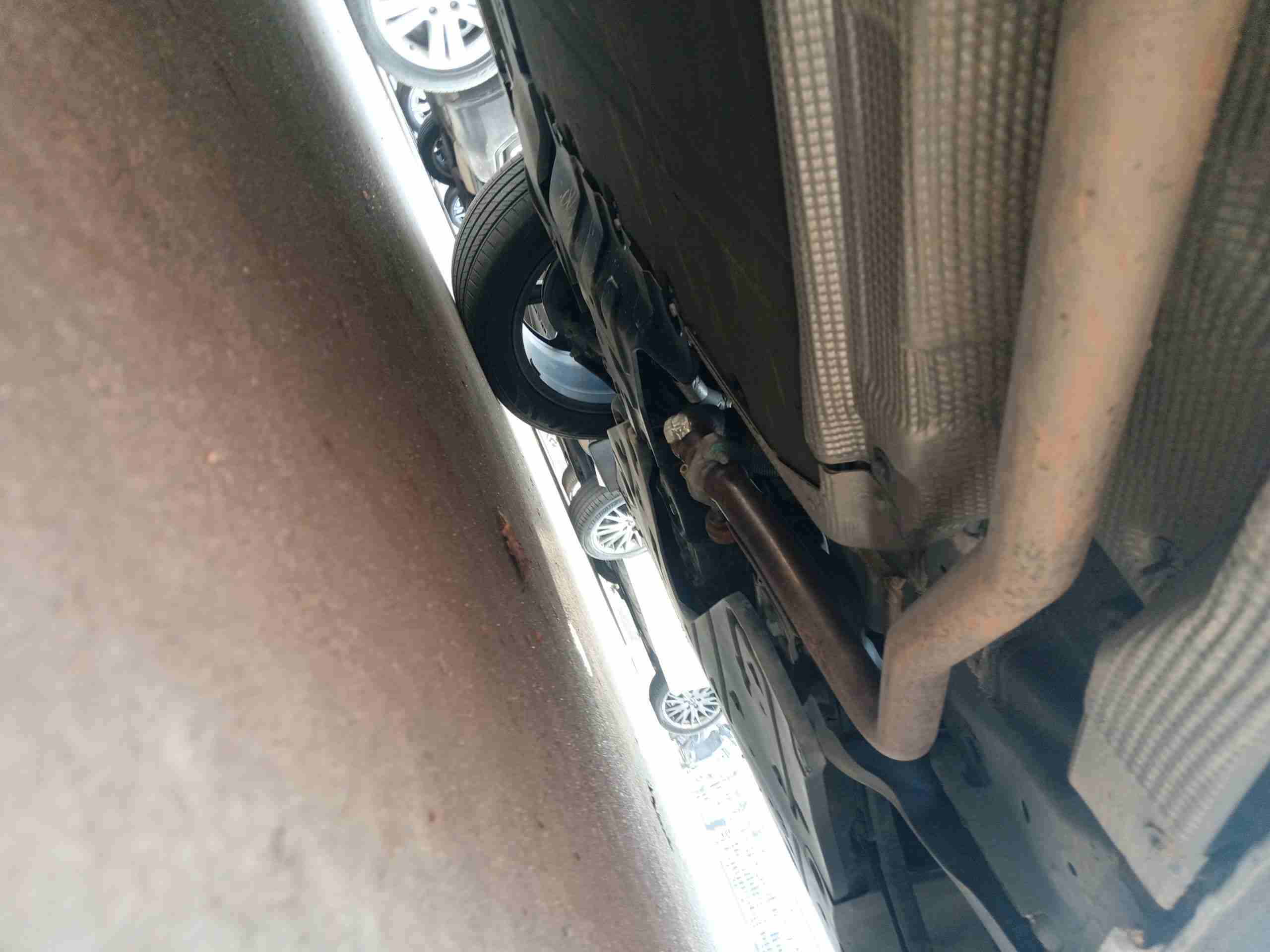 动力电池箱底护板拆卸痕迹实拍
