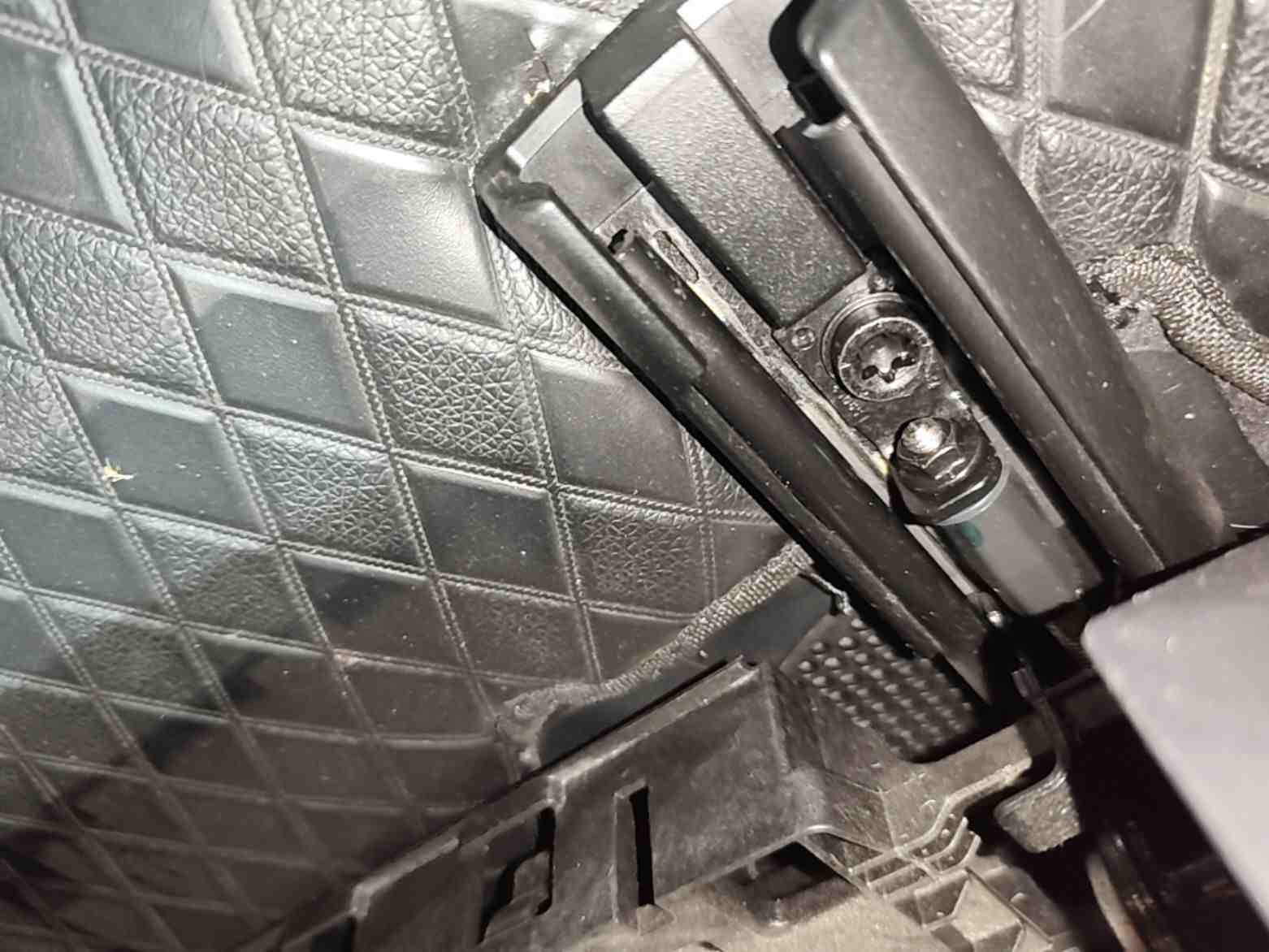 右前座椅滑轨拆卸痕迹实拍