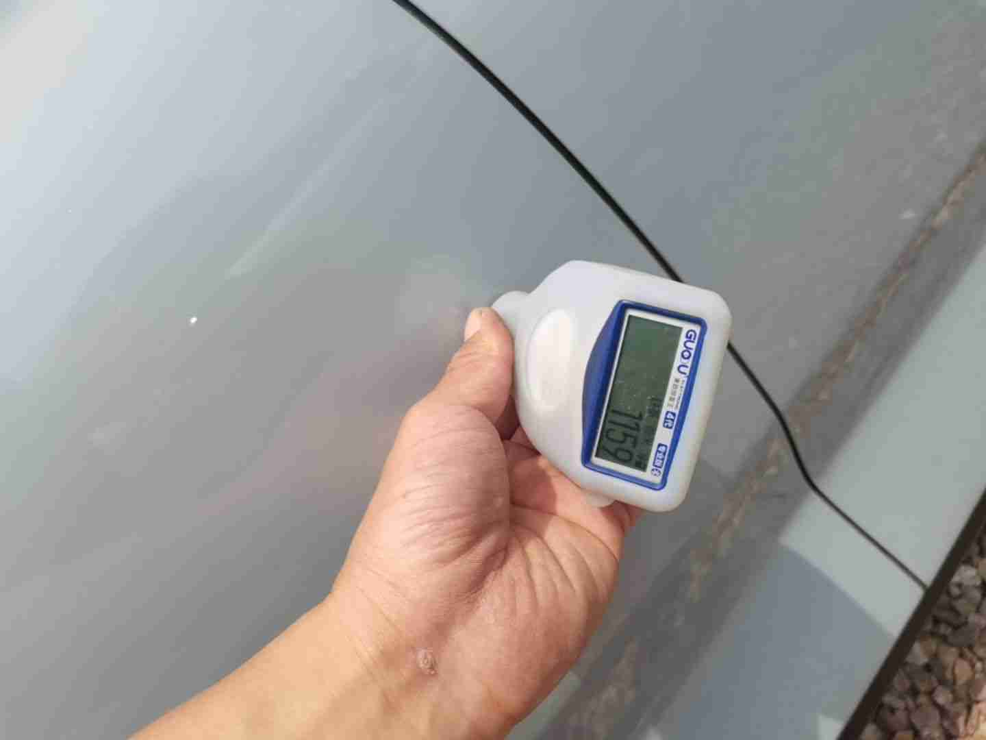 右侧后门钣金修复痕迹实拍
