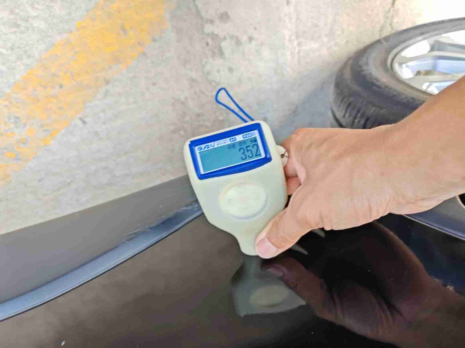右后车门漆面钣金修复痕迹实拍