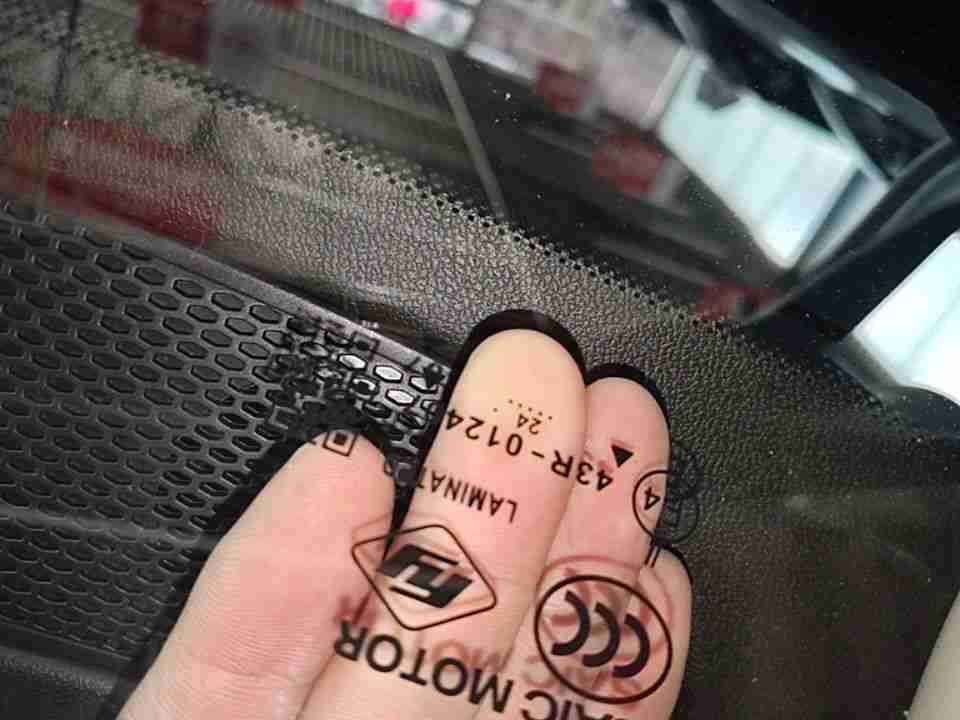 前风挡玻璃更换痕迹实拍