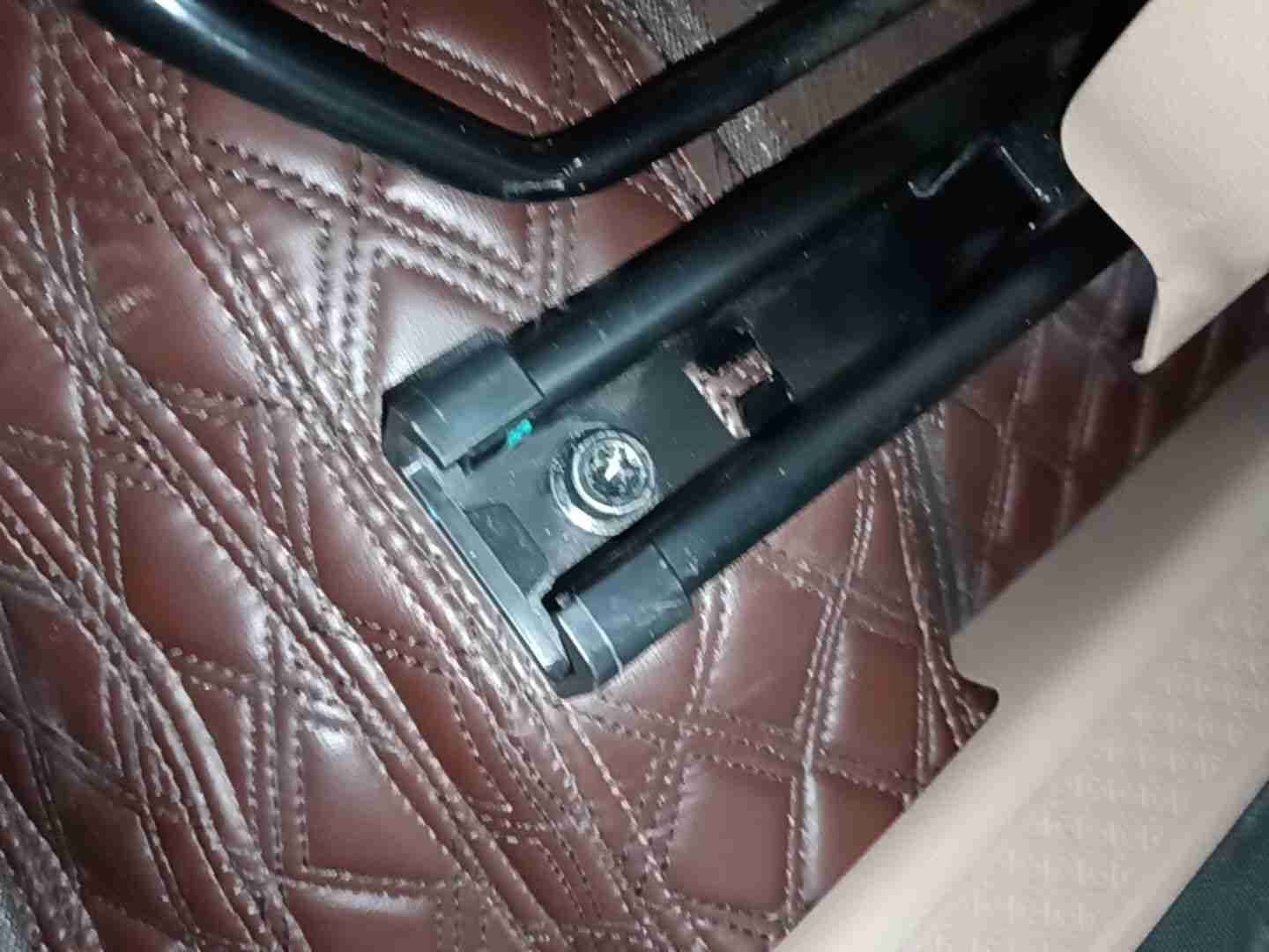 左前座椅滑轨螺丝拆卸痕迹实拍