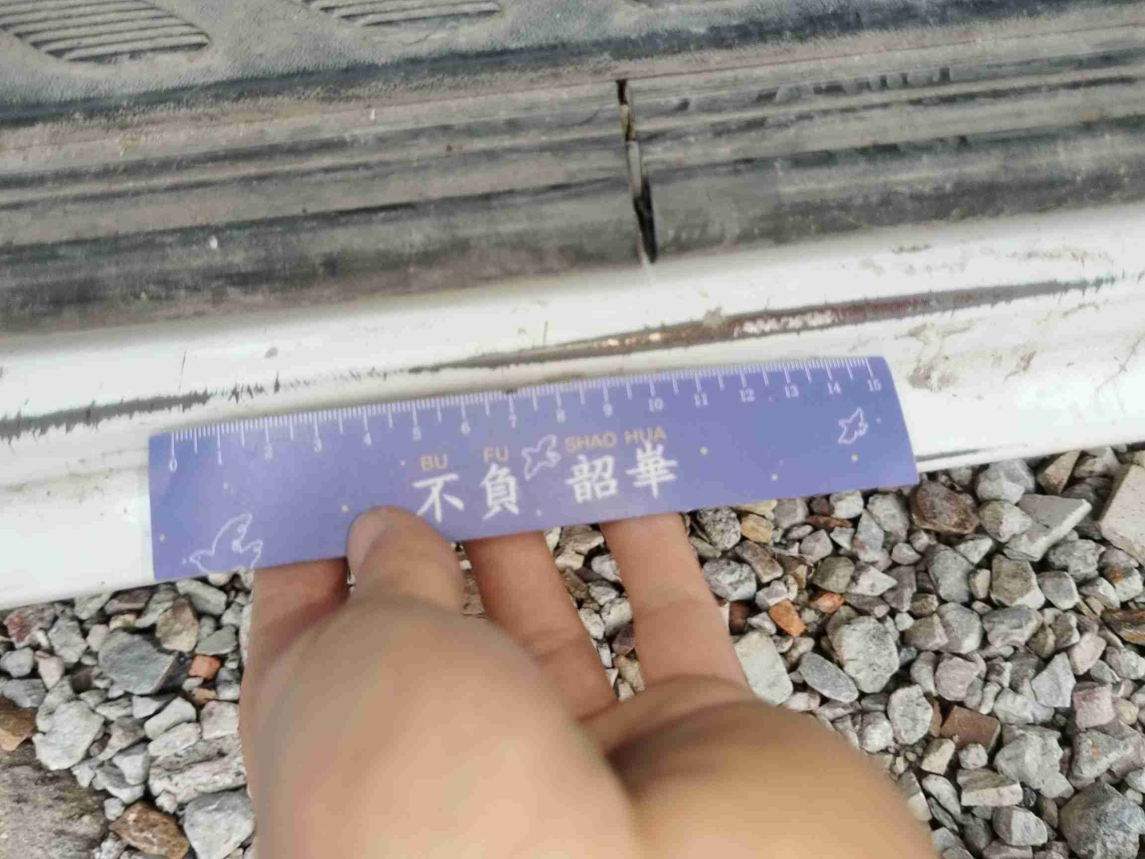 左侧门槛梁漆面损伤实拍