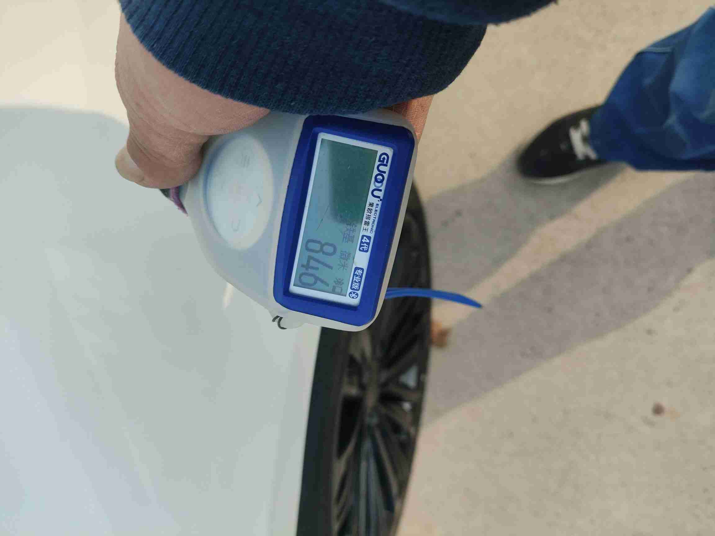 左前翼子板钣金修复痕迹实拍