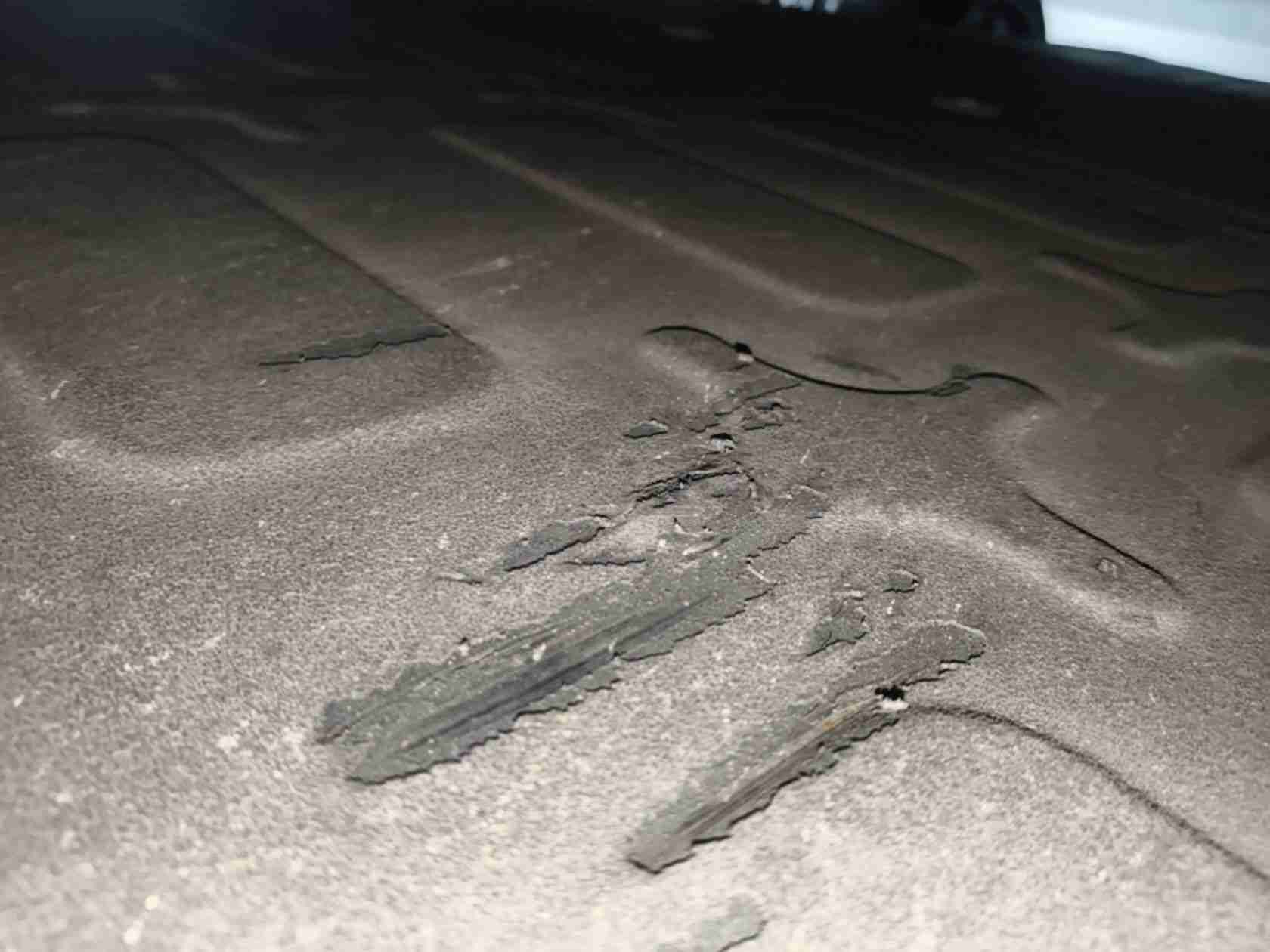 动力电池箱底护板剐蹭痕迹实拍