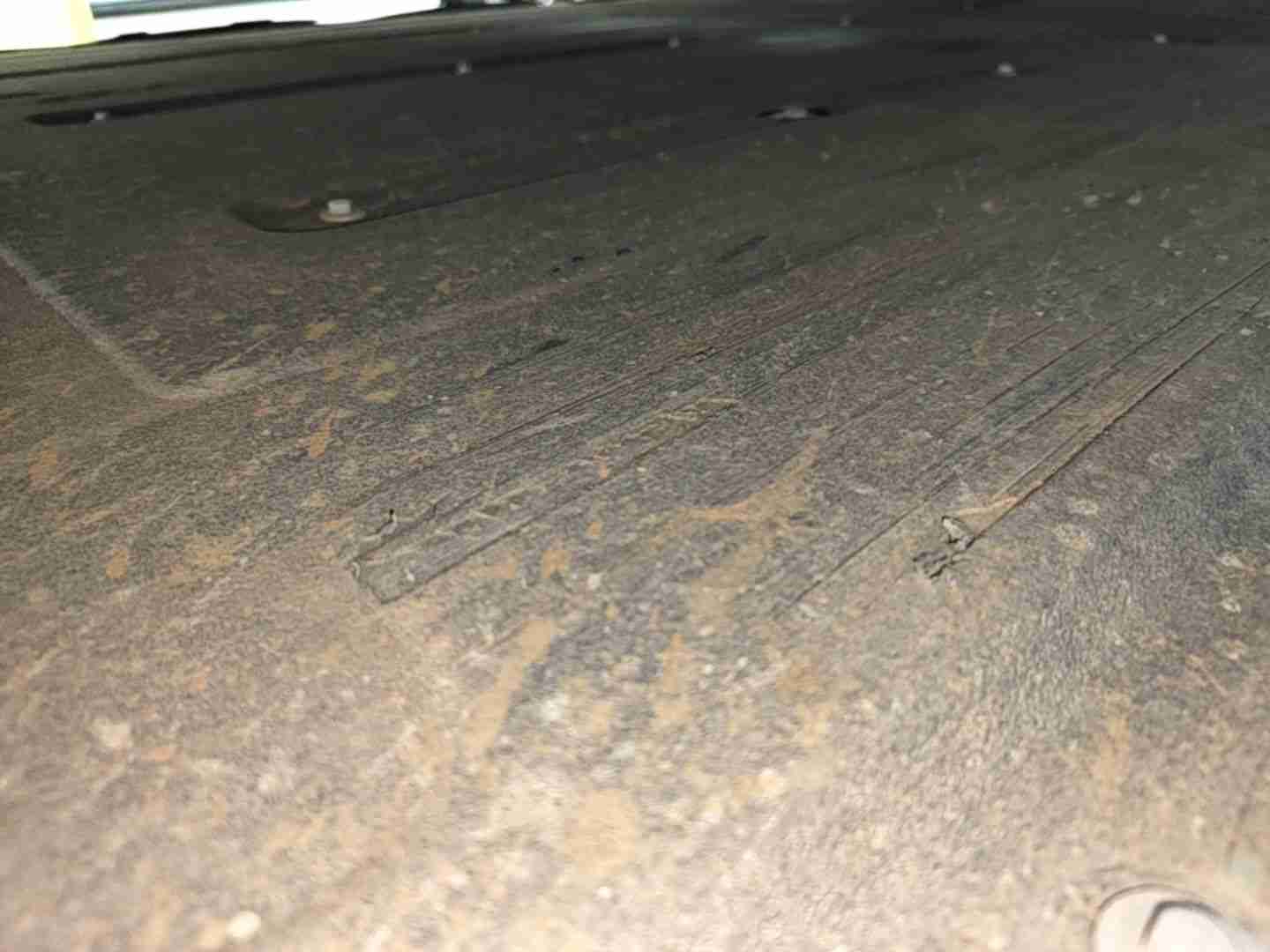 动力电池箱底护板剐蹭痕迹实拍