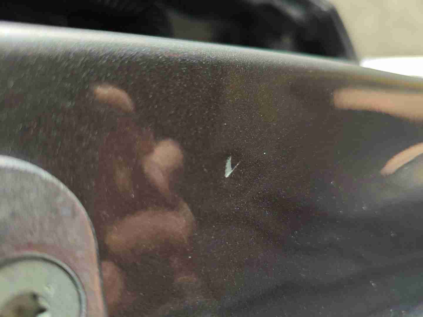 左B柱内侧轻微变形实拍