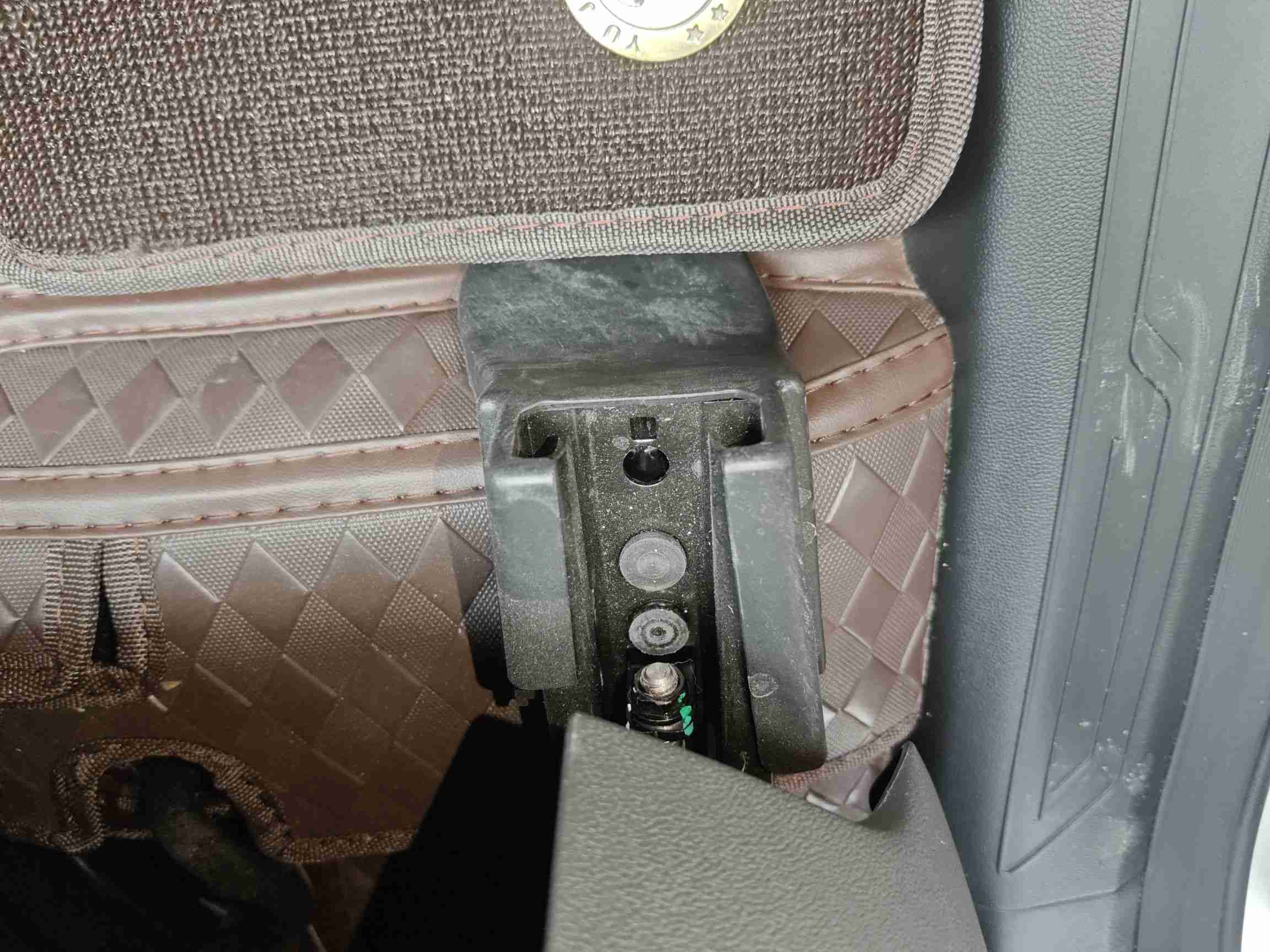 右前座椅滑轨拆卸痕迹实拍