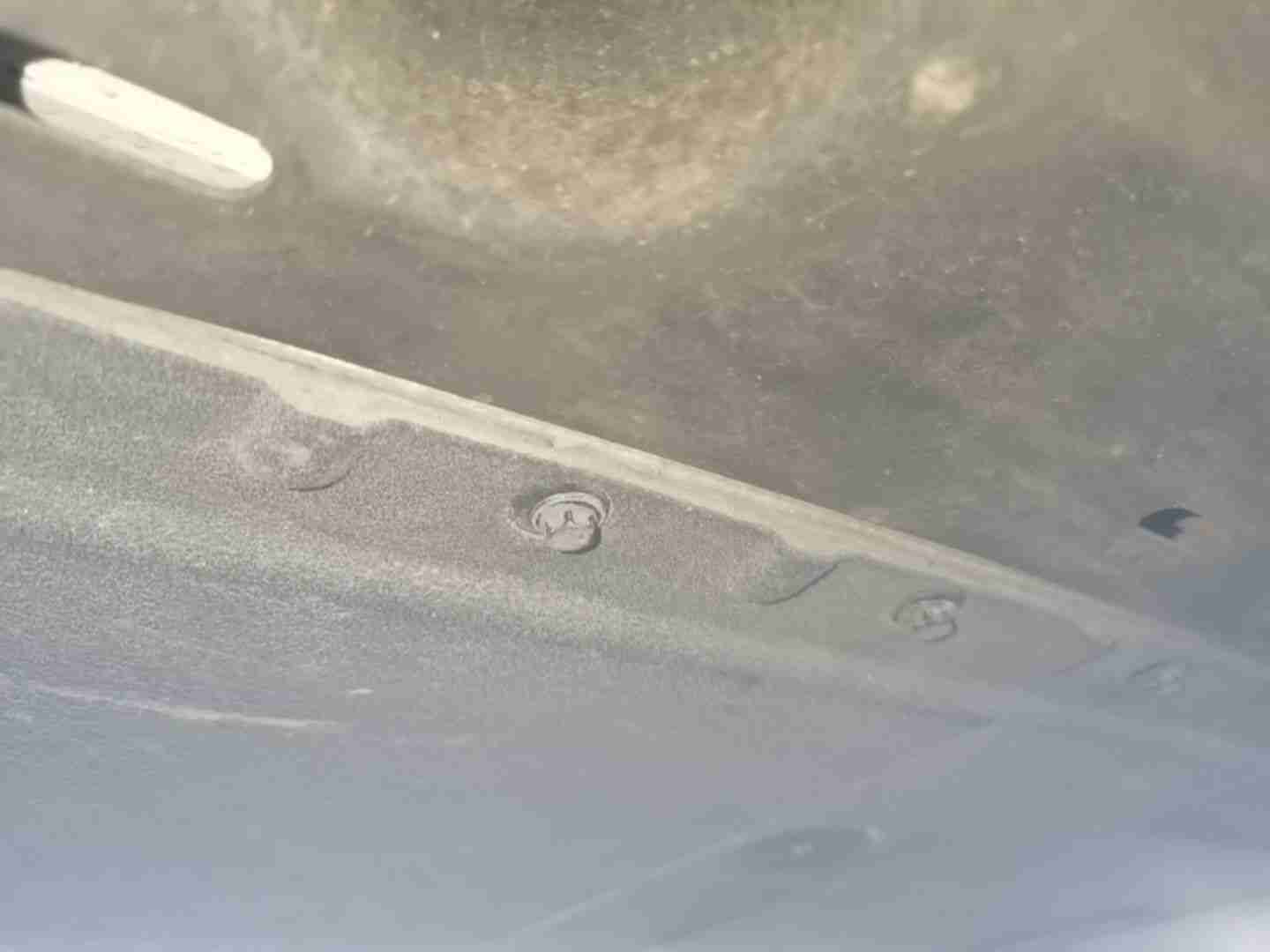 动力电池箱底护板拆卸痕迹实拍