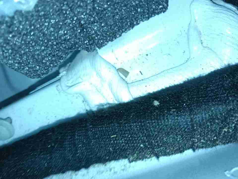 左前底板隔音胶泥沙痕迹