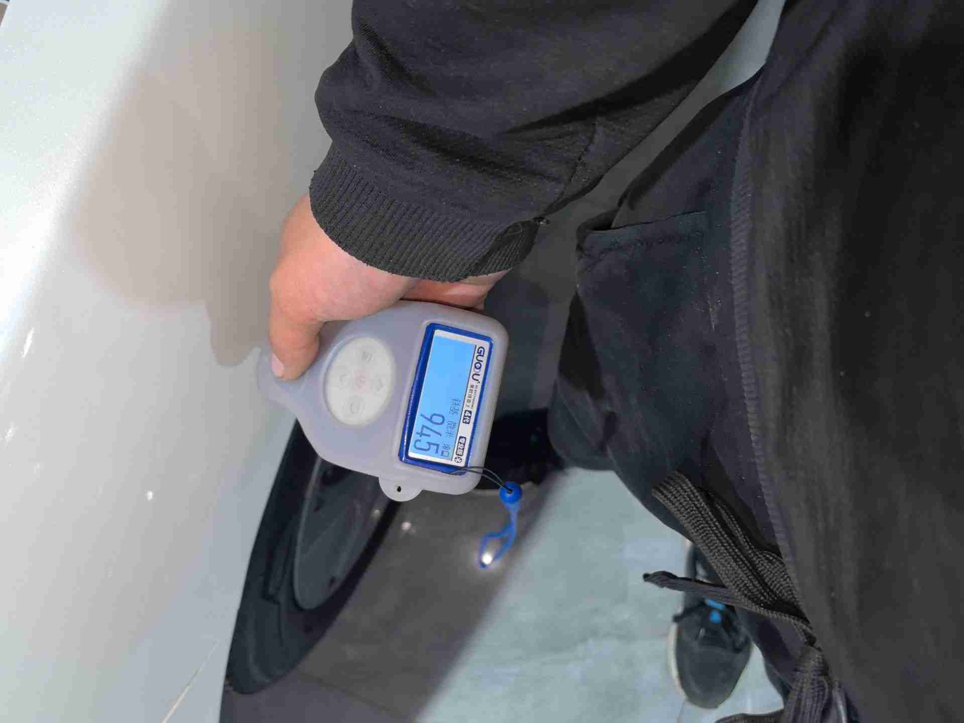 左前翼子板钣金修复痕迹实拍