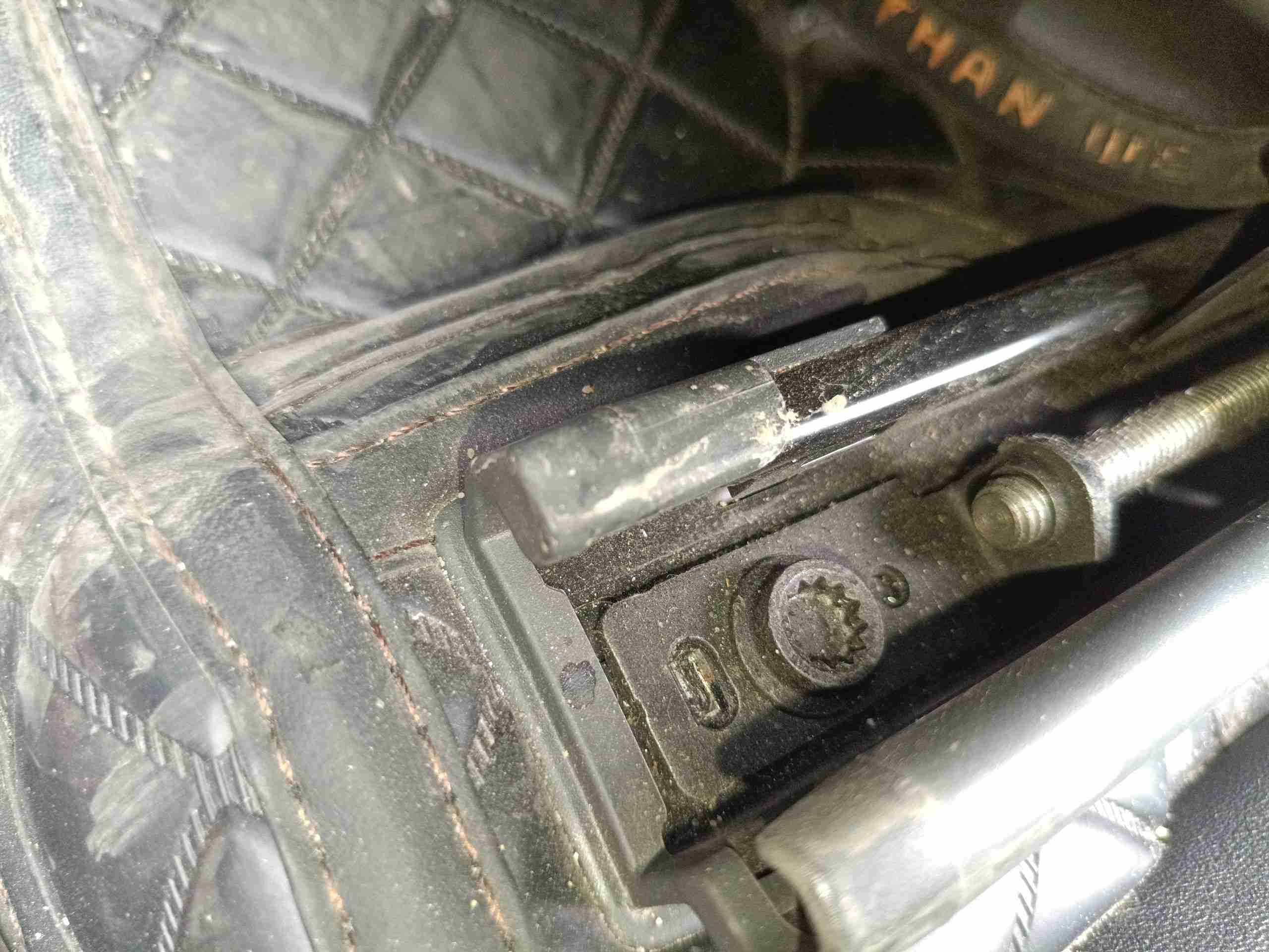 左前座椅滑轨拆卸痕迹实拍