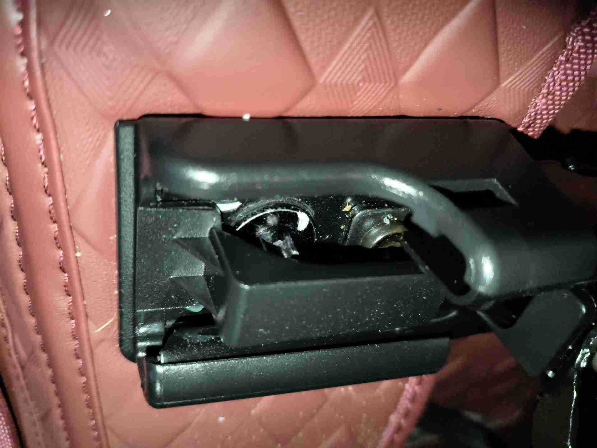 右前座椅滑轨拆卸痕迹实拍