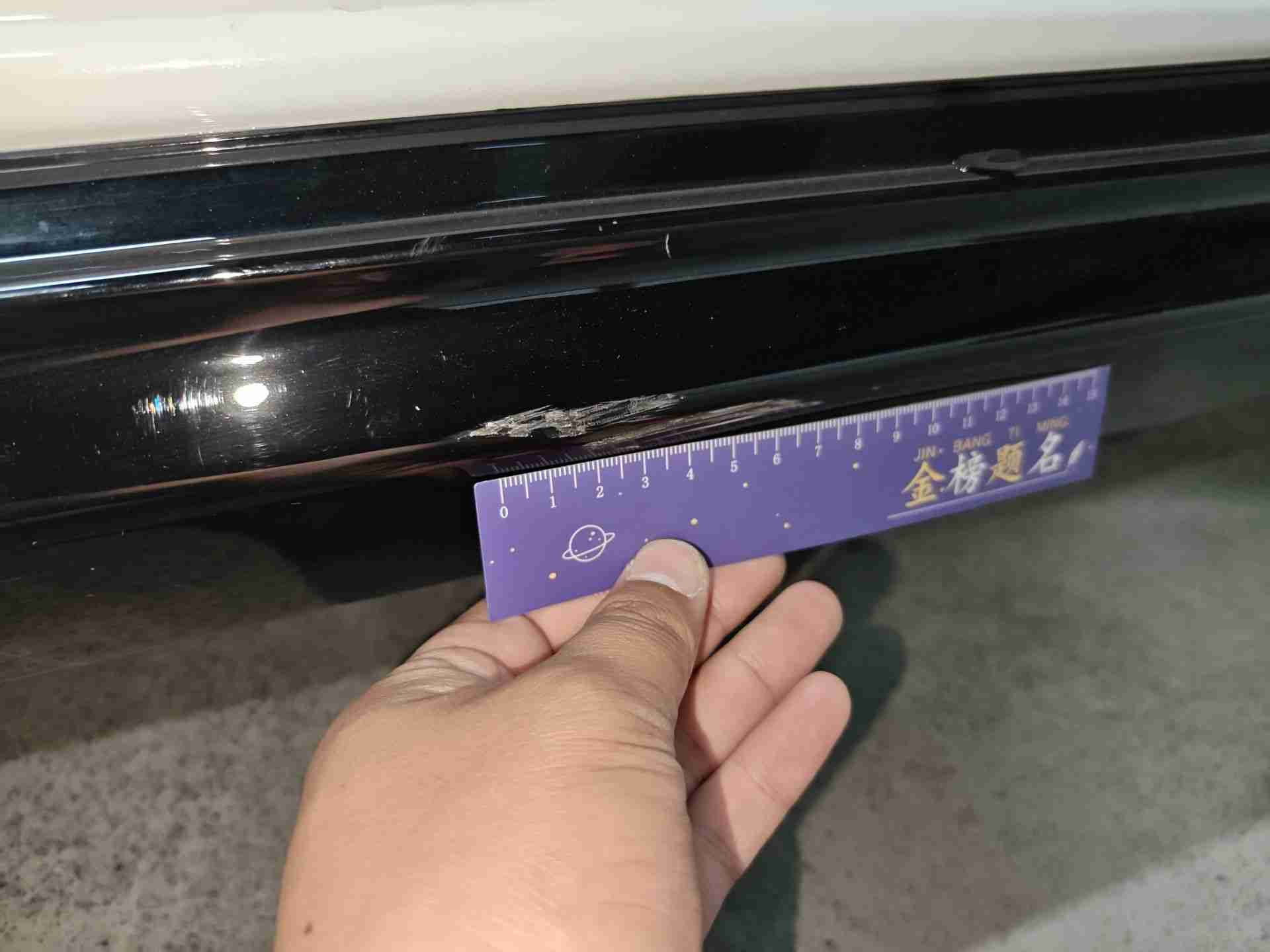 右前底边梁塑料饰板划痕剐蹭实拍