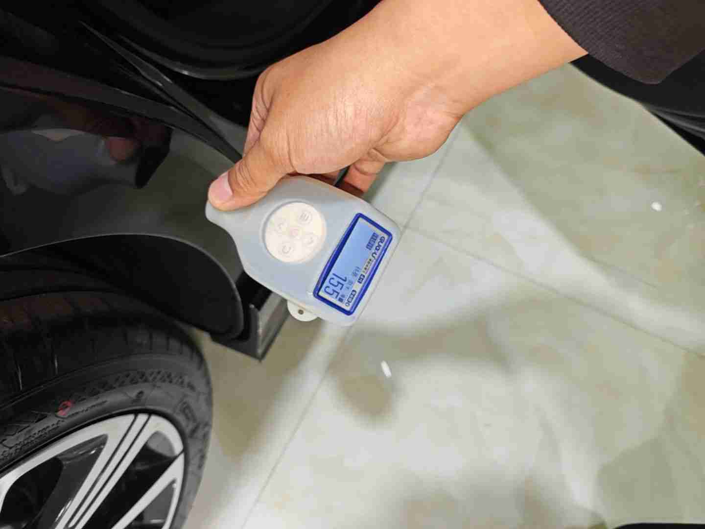 右后翼子板漆面修复痕迹实拍