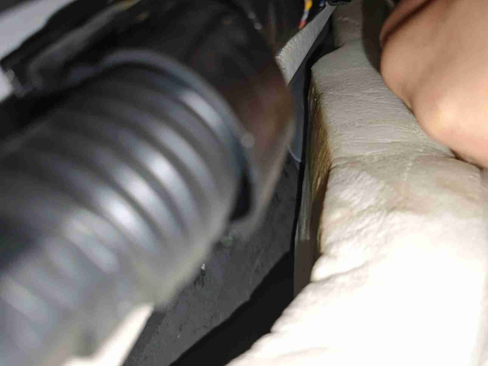 左前地毯局部水渍实拍