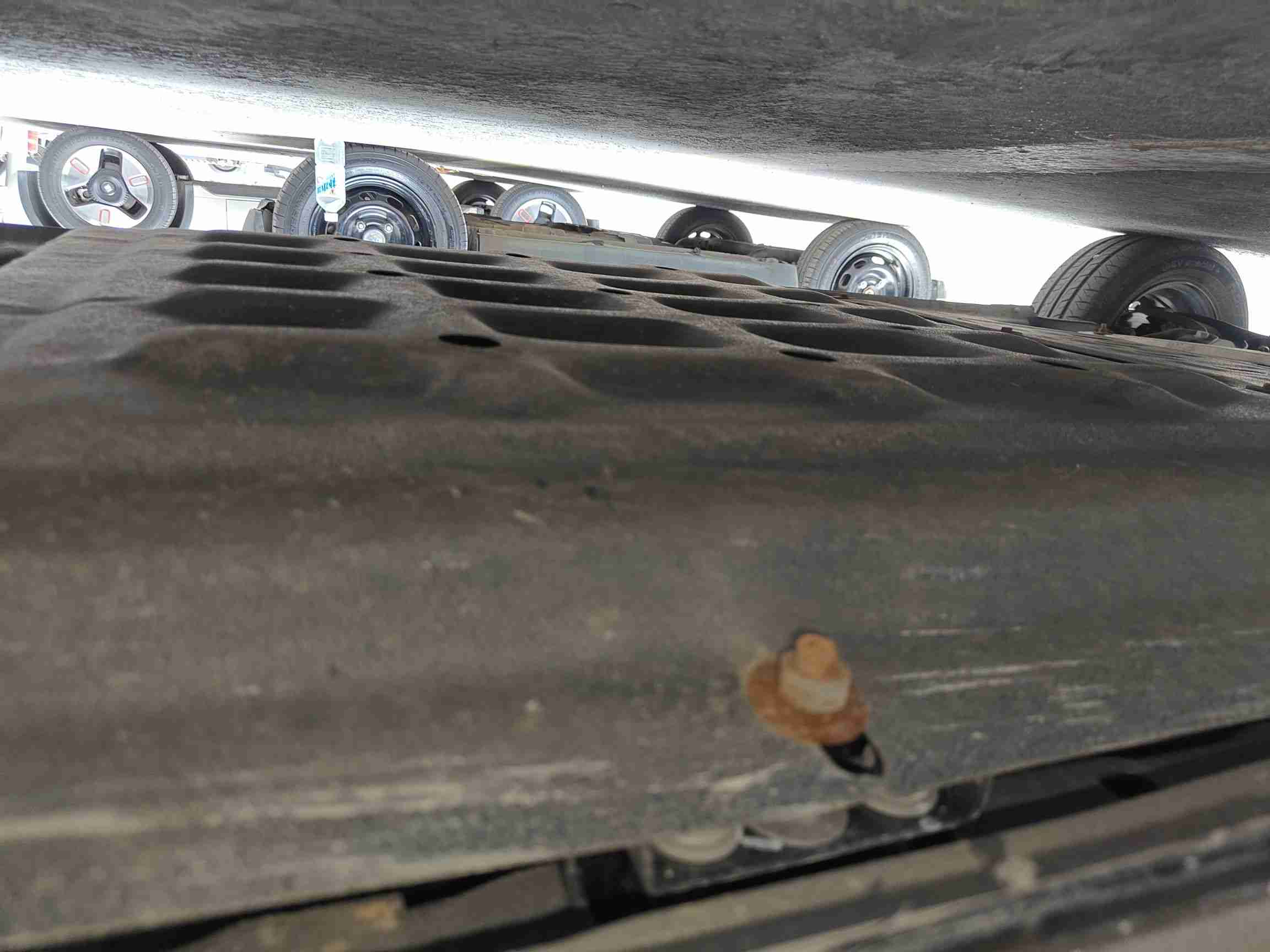动力电池箱底护板拆卸痕迹实拍