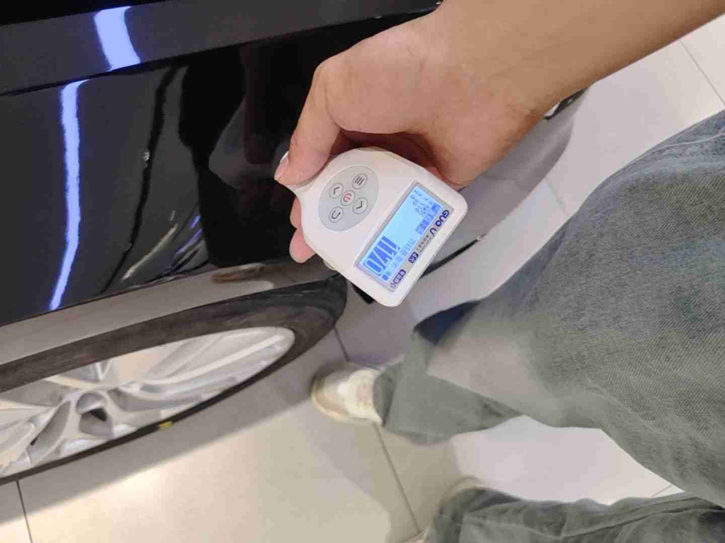 右前翼子板钣金修复痕迹实拍