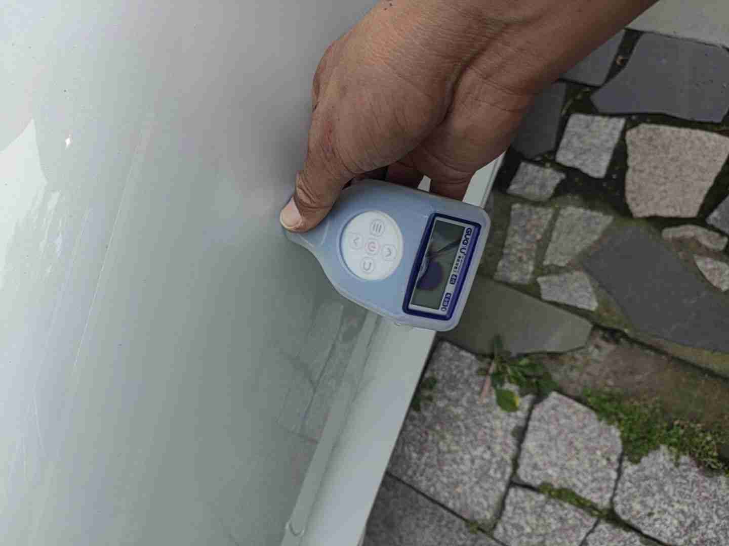左侧后门喷漆修复痕迹实拍