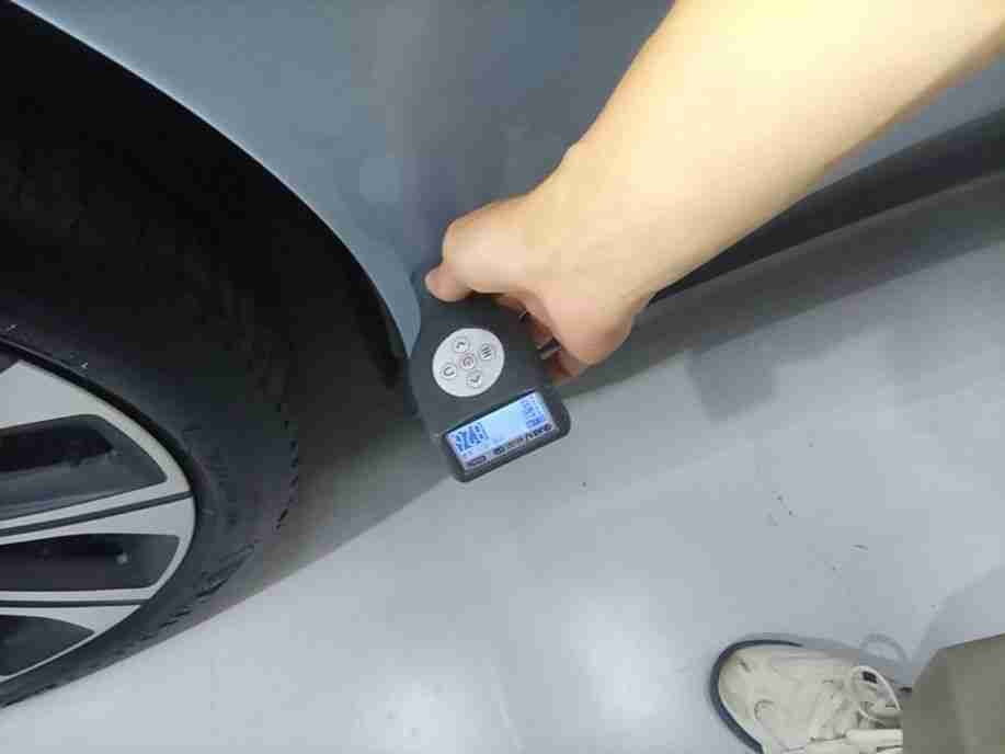 右侧后门钣金修复痕迹实拍
