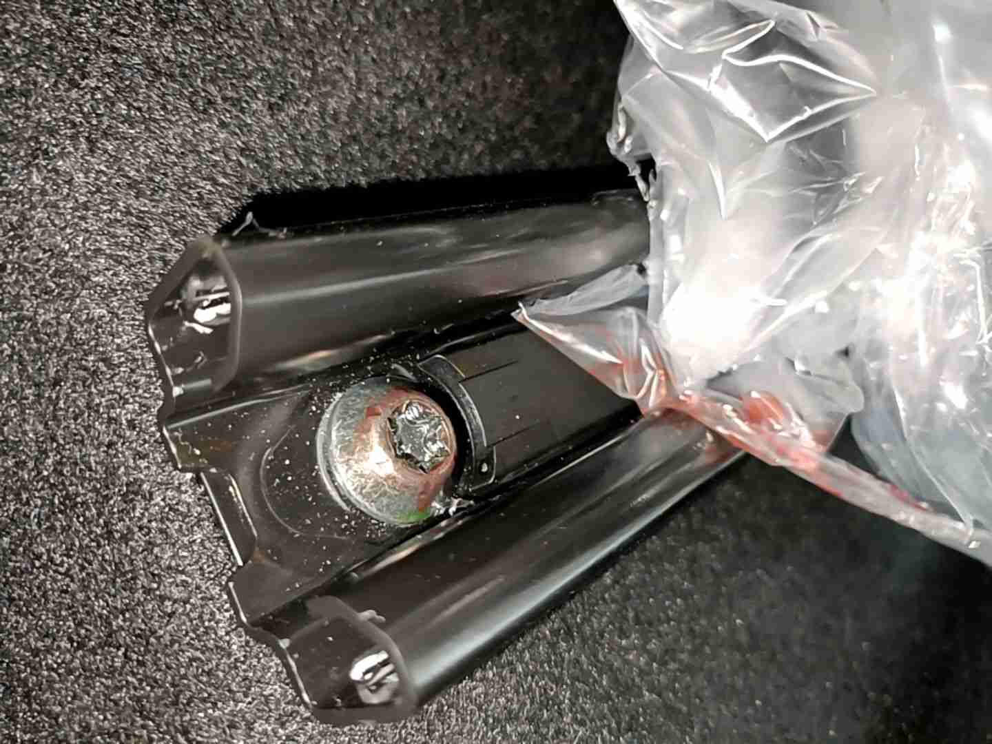 左前座椅滑轨拆卸痕迹实拍