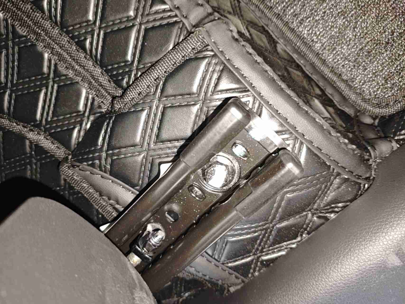 右前座椅滑轨拆卸痕迹实拍