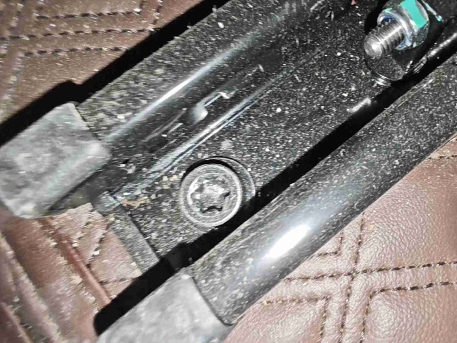 左前座椅滑轨拆卸痕迹实拍