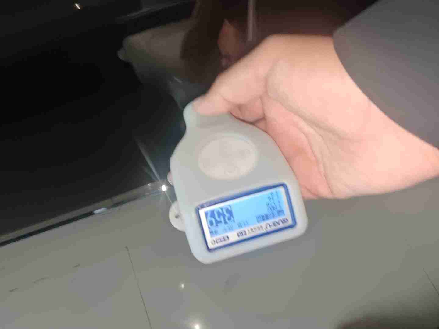 左侧前门漆面钣金修复痕迹实拍