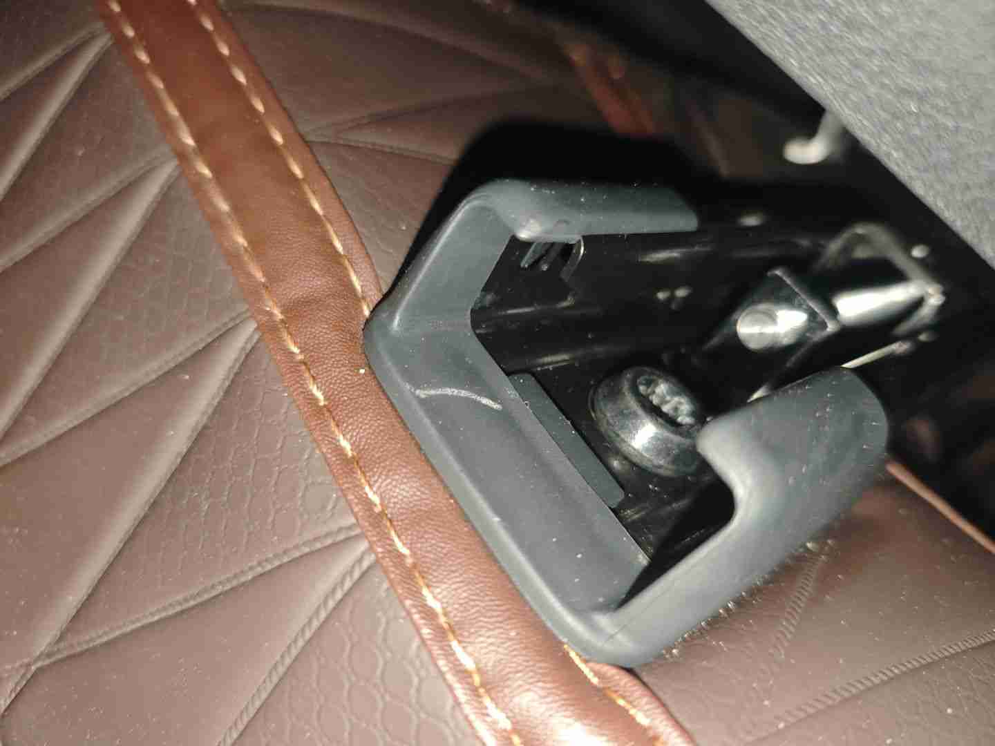 左前座椅滑轨拆卸痕迹实拍