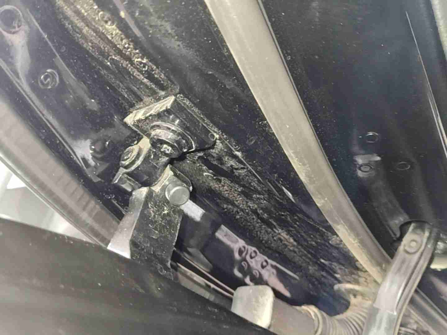 右B柱铰链拆卸痕迹实拍