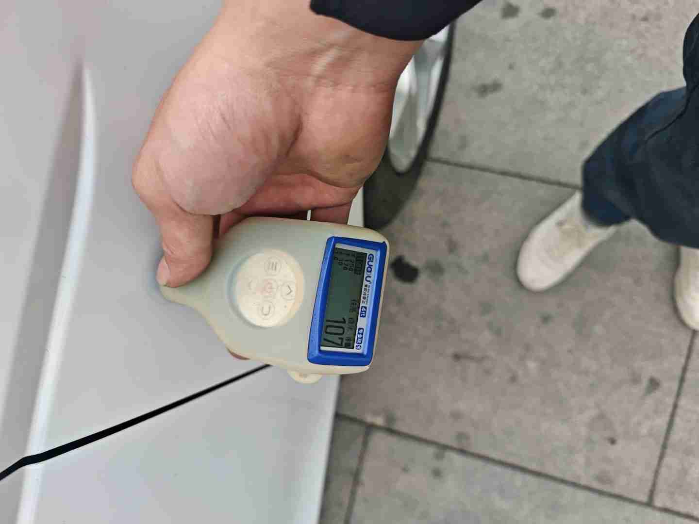 右前翼子板喷漆及更换痕迹实拍