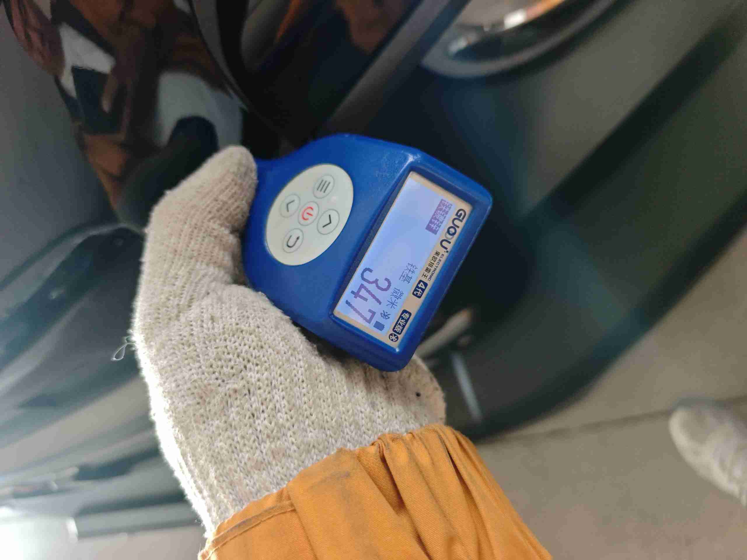 发动机舱盖钣金修复痕迹实拍