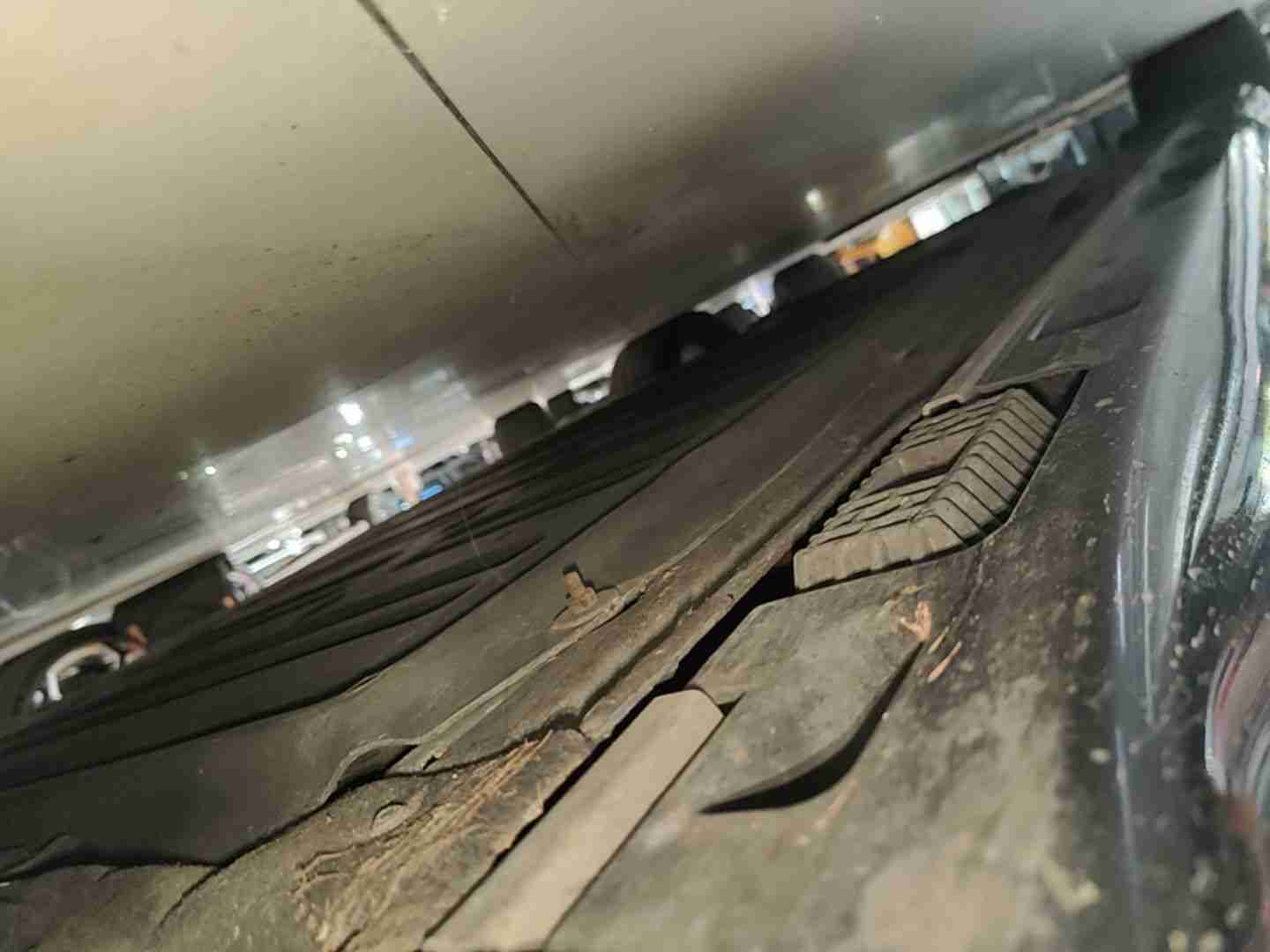 右侧底边梁饰板剐蹭实拍