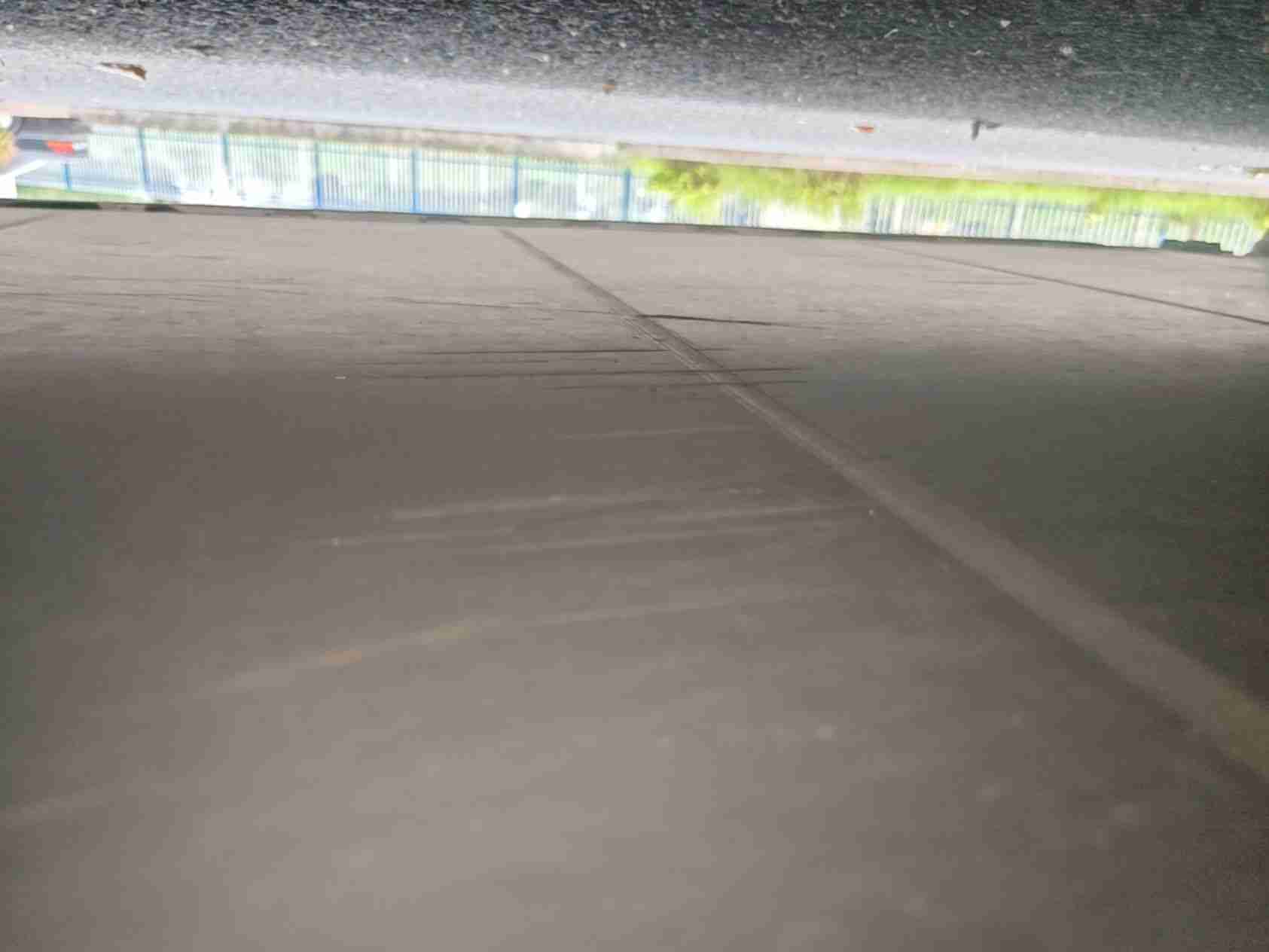 动力电池箱底板轻微剐蹭实拍