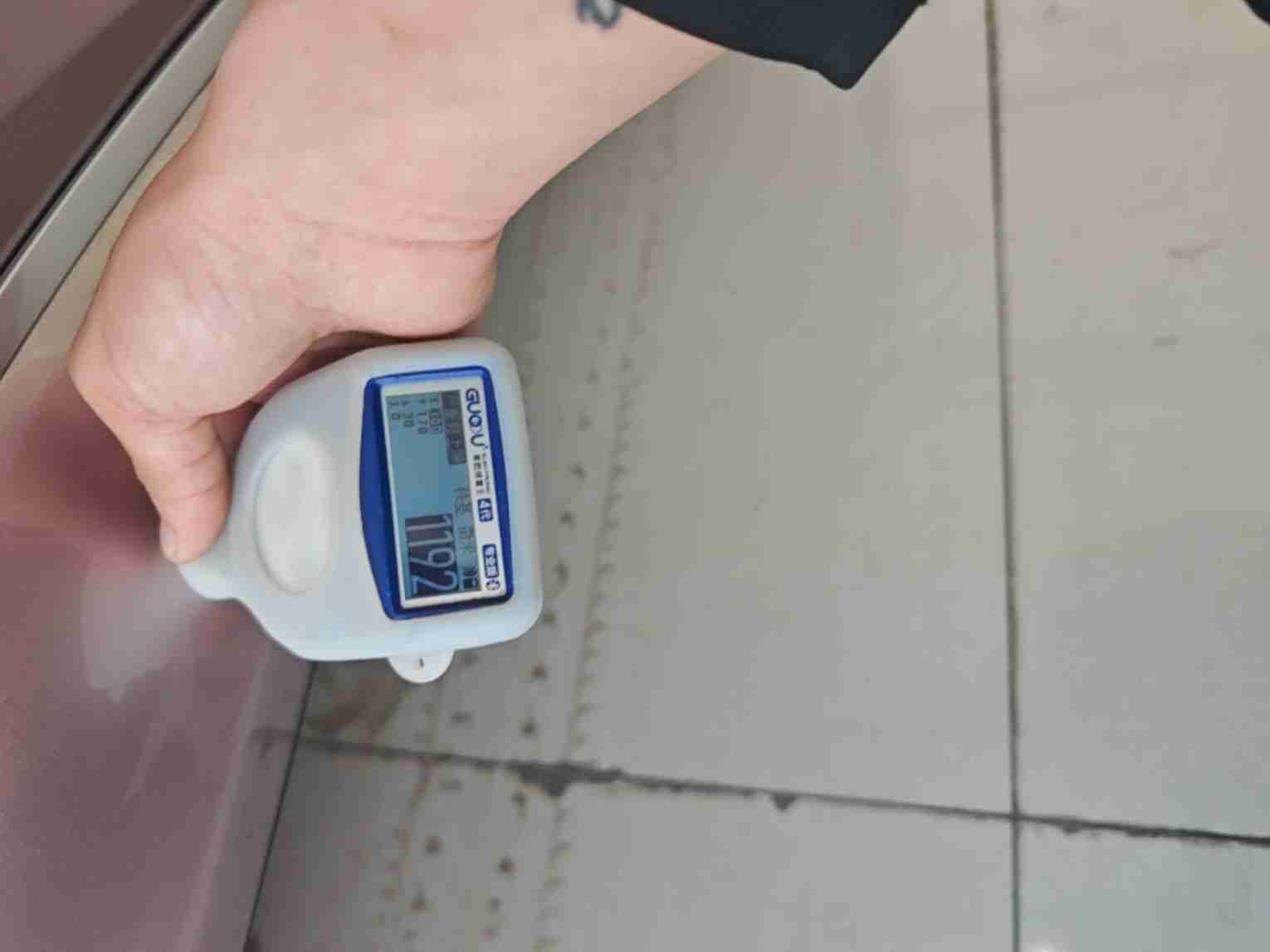 左后门钣金修复痕迹实拍