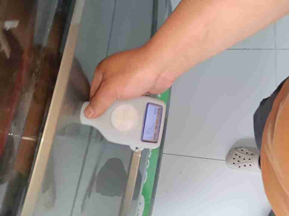 后备箱盖喷漆痕迹实拍