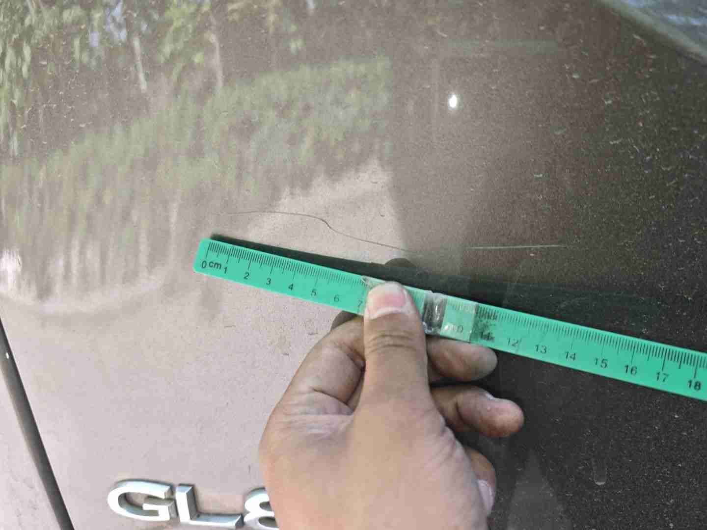 后备箱盖漆面损伤实拍